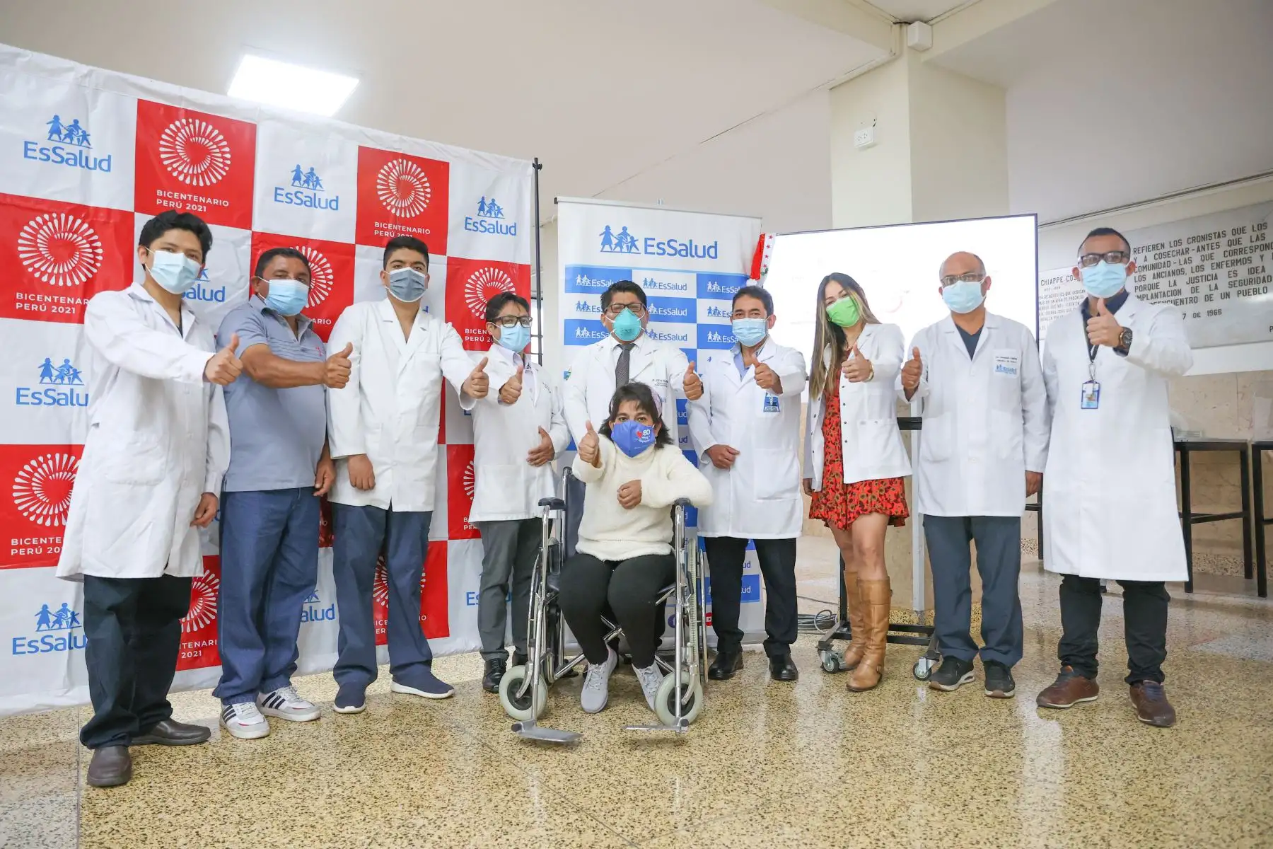 Médicos del hospital Guillermo Almenara de Essalud realizaron una triple cirugía a una mujer de 46 años natural de Ayabaca, Piura, que había sufrido de manera severa las consecuencias del Covid-19.
Foto: Andina/Jhonel Rodríguez