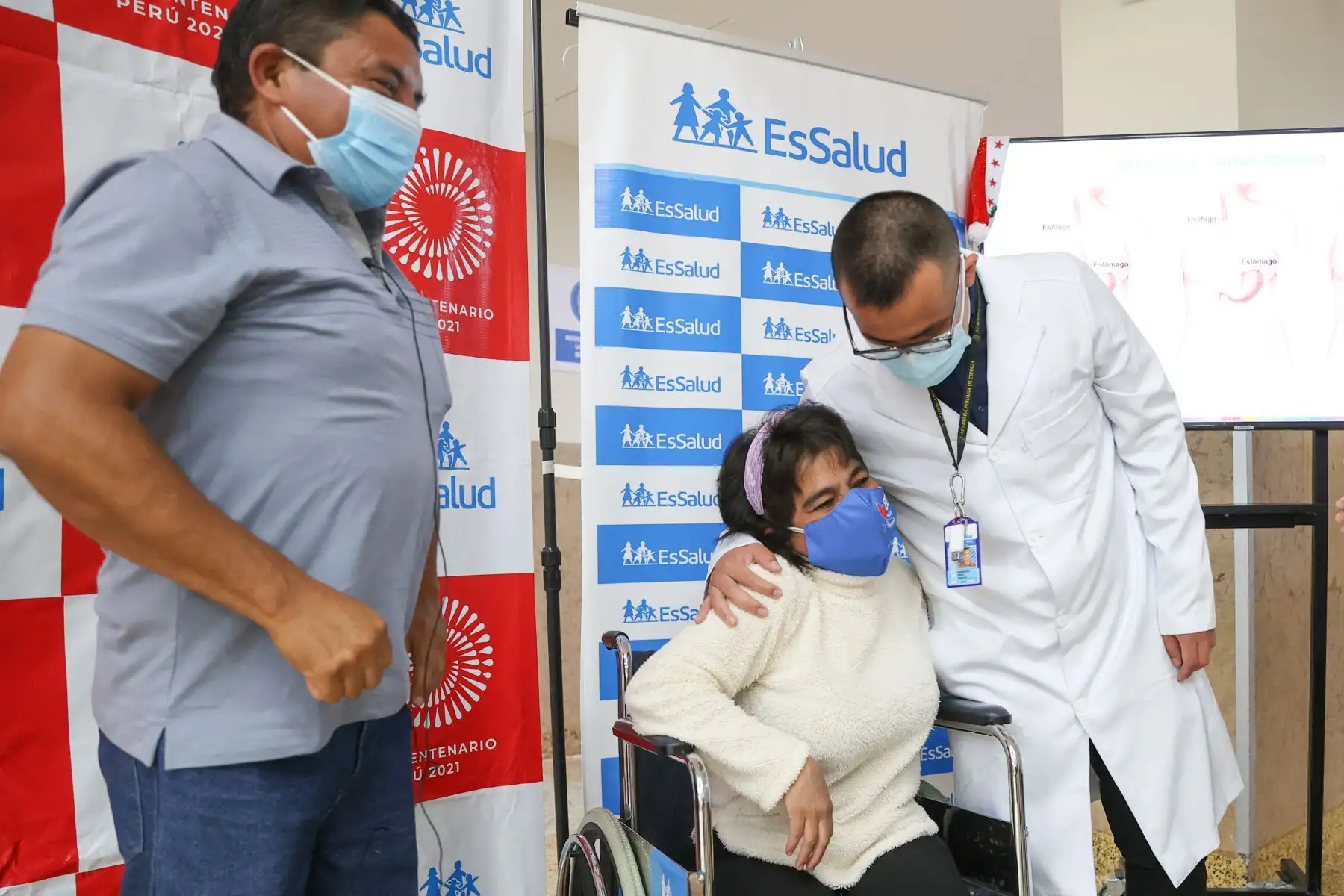 Médicos del hospital Guillermo Almenara de Essalud realizaron una triple cirugía a una mujer de 46 años natural de Ayabaca, Piura, que había sufrido de manera severa las consecuencias del Covid-19.
Foto: Andina/Jhonel Rodríguez