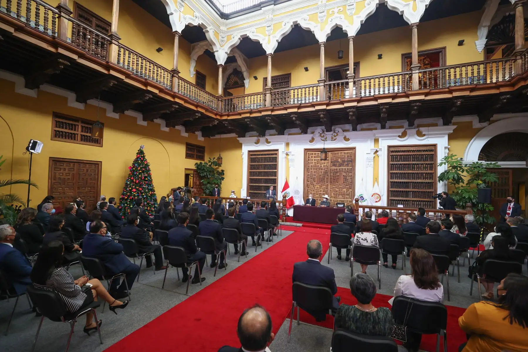 El Presidente Pedro Castillo, acompañado del Canciller Óscar Maúrtua de Romañaparticipó en la ceremonia de clausura del año lectivo de la Academia Diplomática del Perú e incorporación al Servicio Diplomático de la República de los alumnos de la promoción N° 59 “Bicentenario de la Independencia del Perú y del Ministerio de Relaciones Exteriores". 
Foto: Andina/Jhonel Rodríguez