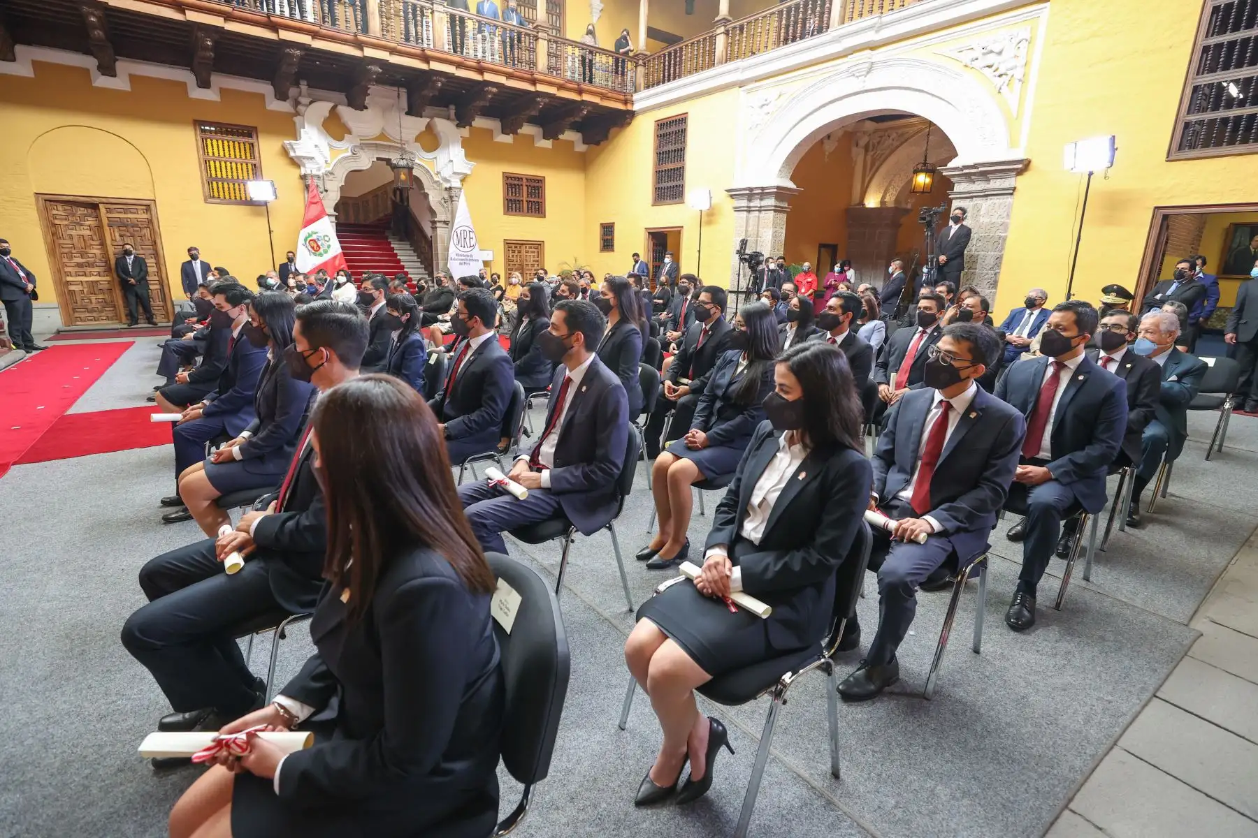 El Presidente Pedro Castillo, acompañado del Canciller Óscar Maúrtua de Romañaparticipó en la ceremonia de clausura del año lectivo de la Academia Diplomática del Perú e incorporación al Servicio Diplomático de la República de los alumnos de la promoción N° 59 “Bicentenario de la Independencia del Perú y del Ministerio de Relaciones Exteriores". 
Foto: Andina/Jhonel Rodríguez