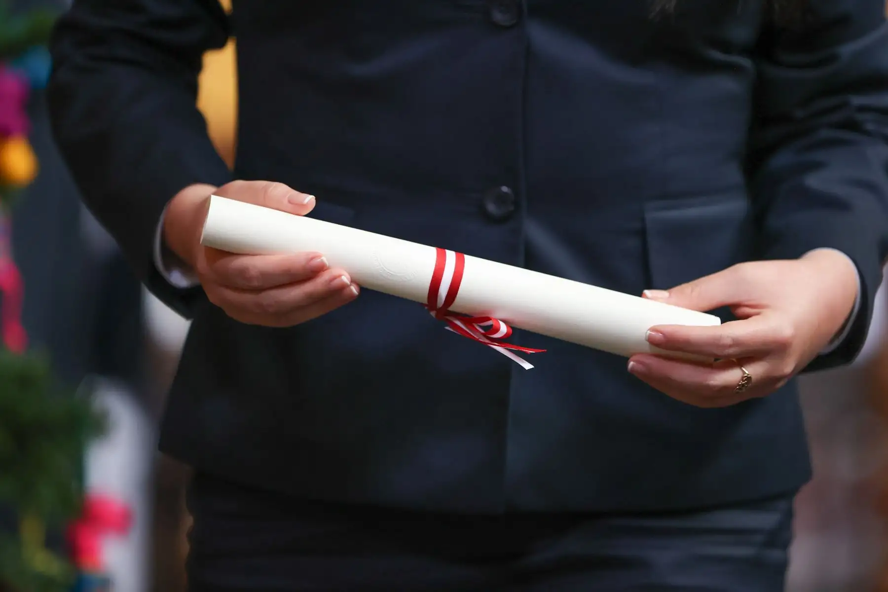 El Presidente Pedro Castillo, acompañado del Canciller Óscar Maúrtua de Romañaparticipó en la ceremonia de clausura del año lectivo de la Academia Diplomática del Perú e incorporación al Servicio Diplomático de la República de los alumnos de la promoción N° 59 “Bicentenario de la Independencia del Perú y del Ministerio de Relaciones Exteriores". 
Foto: Andina/Jhonel Rodríguez