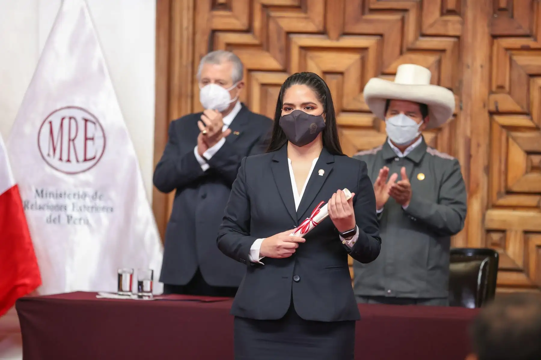 El Presidente Pedro Castillo, acompañado del Canciller Óscar Maúrtua de Romañaparticipó en la ceremonia de clausura del año lectivo de la Academia Diplomática del Perú e incorporación al Servicio Diplomático de la República de los alumnos de la promoción N° 59 “Bicentenario de la Independencia del Perú y del Ministerio de Relaciones Exteriores". 
Foto: Andina/Jhonel Rodríguez