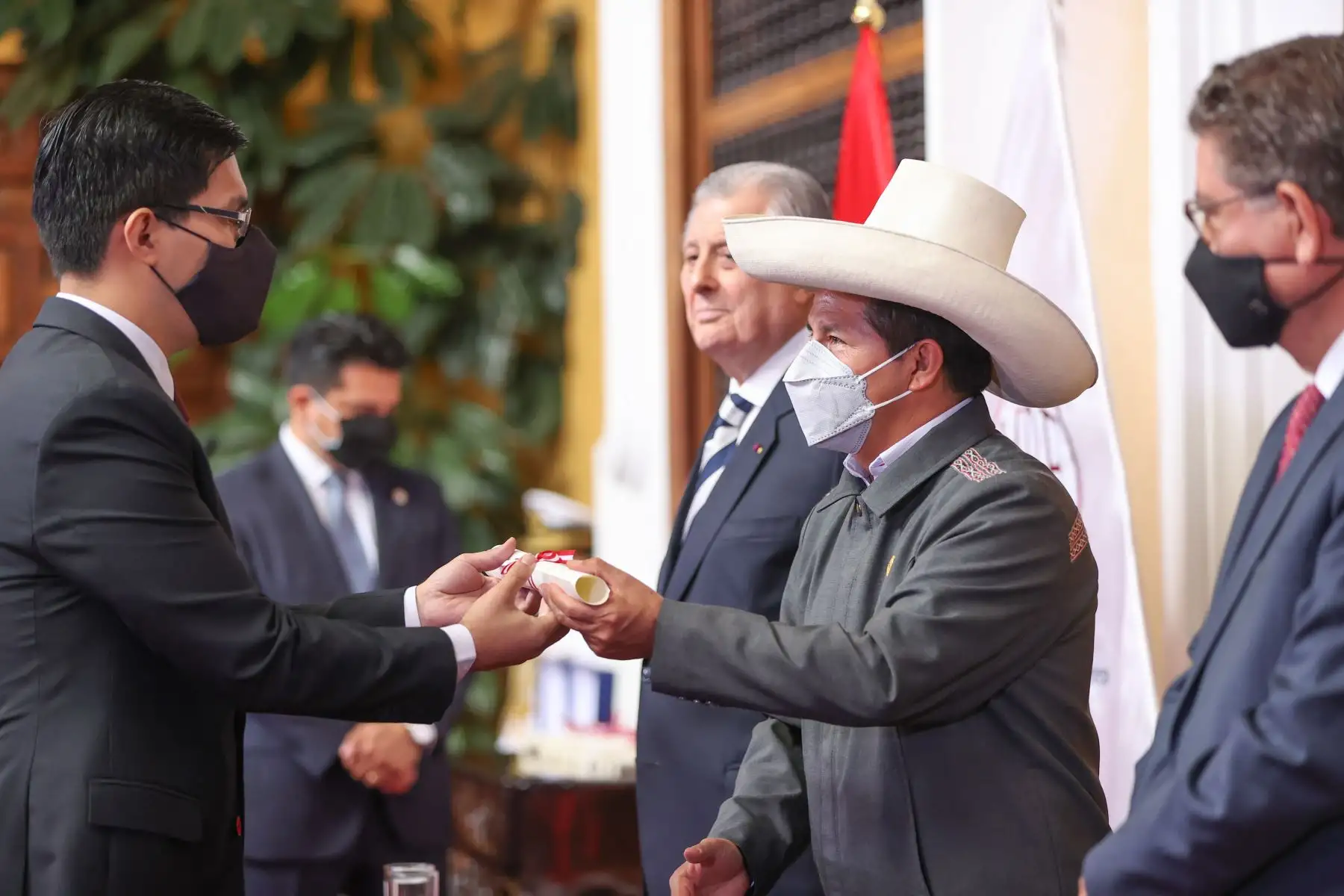 El Presidente Pedro Castillo, acompañado del Canciller Óscar Maúrtua de Romañaparticipó en la ceremonia de clausura del año lectivo de la Academia Diplomática del Perú e incorporación al Servicio Diplomático de la República de los alumnos de la promoción N° 59 “Bicentenario de la Independencia del Perú y del Ministerio de Relaciones Exteriores". 
Foto: Andina/Jhonel Rodríguez