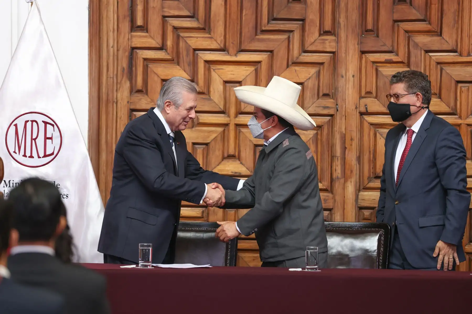 El Presidente Pedro Castillo, acompañado del Canciller Óscar Maúrtua de Romañaparticipó en la ceremonia de clausura del año lectivo de la Academia Diplomática del Perú e incorporación al Servicio Diplomático de la República de los alumnos de la promoción N° 59 “Bicentenario de la Independencia del Perú y del Ministerio de Relaciones Exteriores". 
Foto: Andina/Jhonel Rodríguez