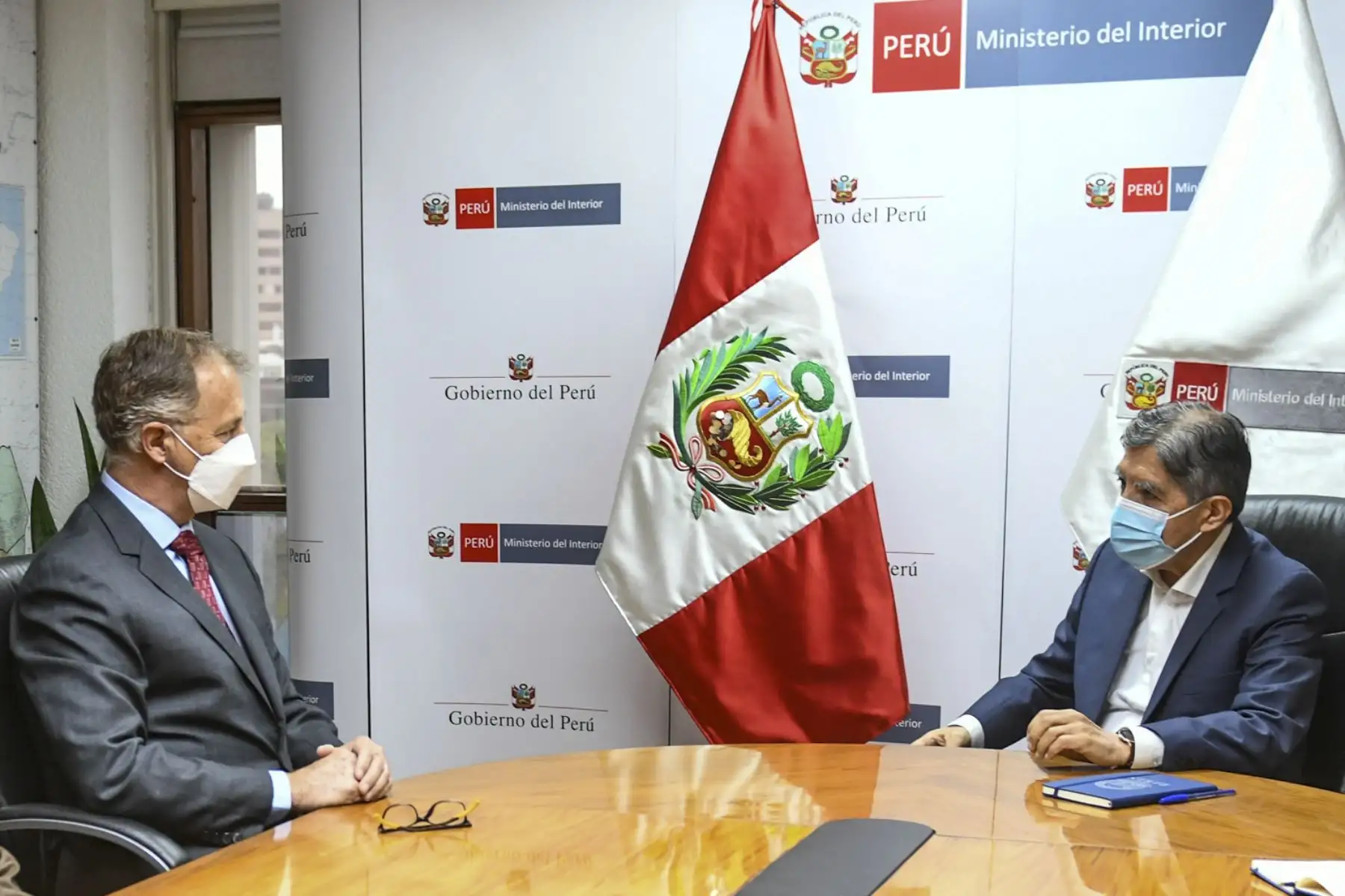 El titular del sector Interior Avelino Guillén y el alcalde de Lima, Jorge Muñoz, sostuvieron una reunión de coordinación de acciones para reforzar el orden público y la lucha contra la delincuencia común y el crimen organizado en la capital.
Foto: Andina/Mininter