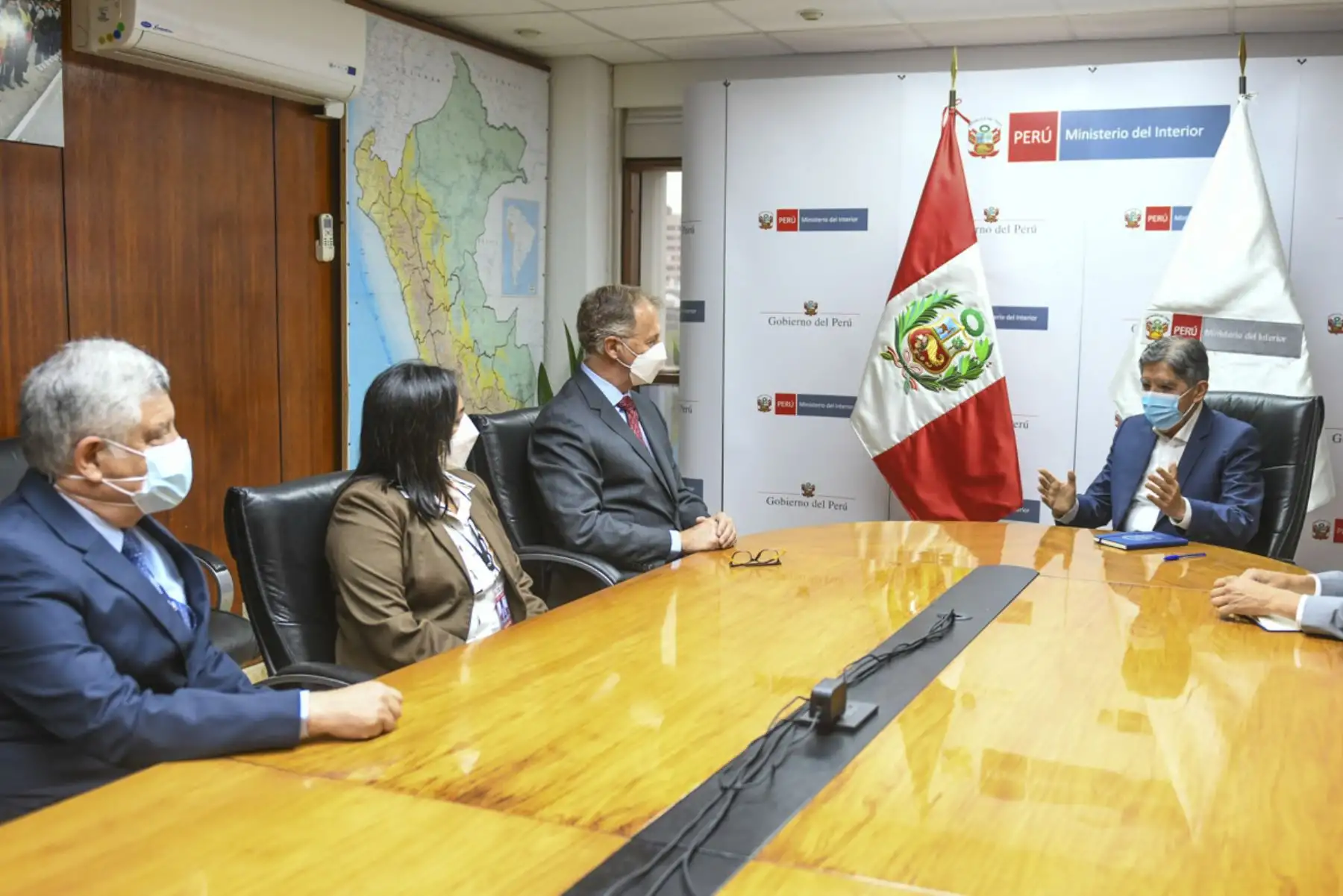 El ministro Avelino Guillén anunció que, en los próximos días, el Ministerio del Interior (Mininter) suscribirá un convenio interinstitucional para reforzar el patrullaje integrado en Lima Metropolitana, impulsando así la efectiva ejecución del servicio de seguridad ciudadana entre la Policía Nacional del Perú y los gobiernos locales. 
Foto: Andina/Mininter