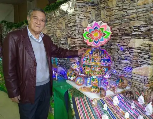 Conoce a don Miguel Sánchez, el maestro jubilado, natural de Huancayo, coleccionista de más de 150 nacimientos en miniatura que exhibe con orgullo. Foto: Pedro Tinoco