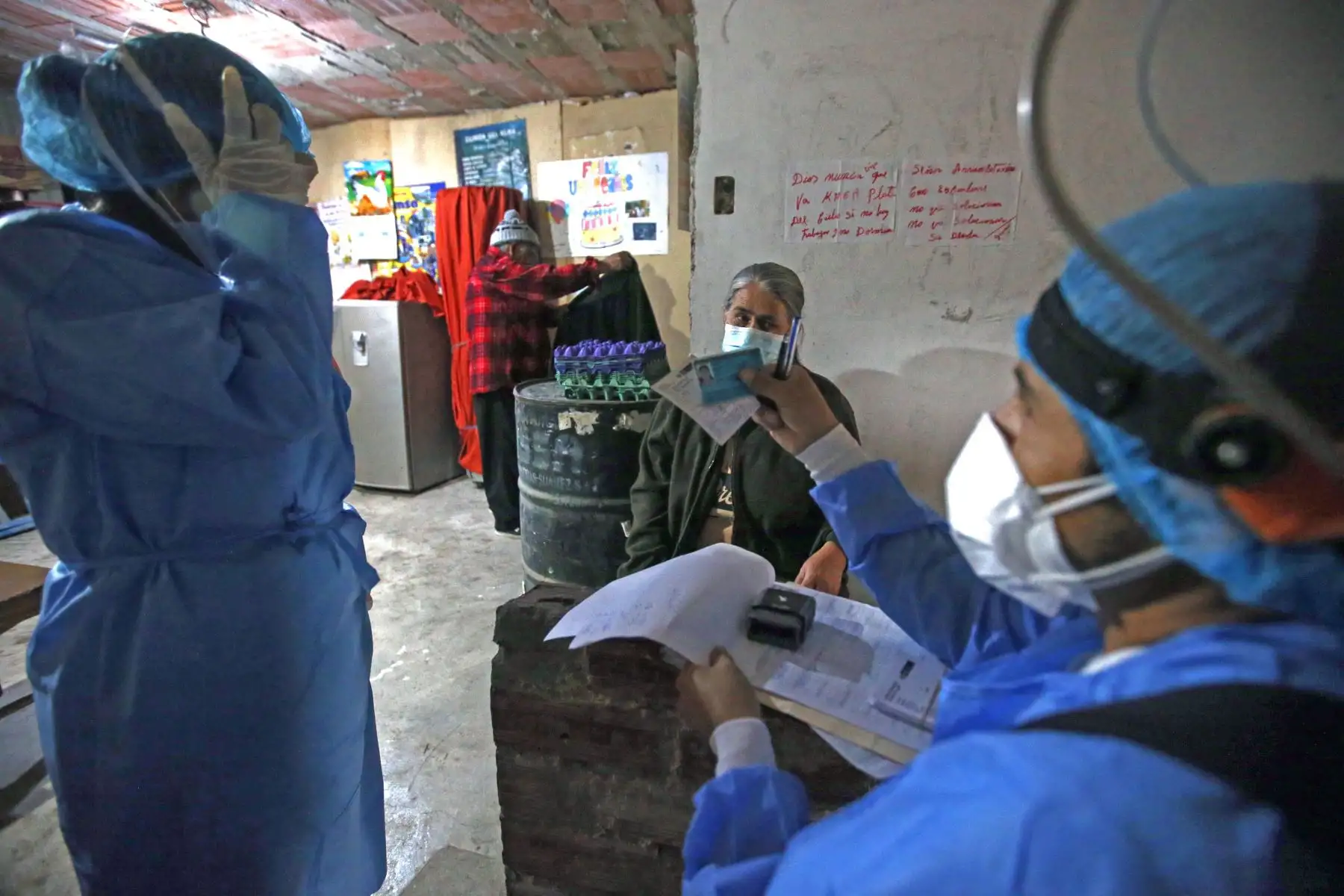 El Ministerio de Salud (Minsa) a través de la Dirección de Redes Integradas de Salud (Diris) Lima Sur intervienen cerca de 4 mil viviendas en zona de alto contagio de Covid19 en el distrito de Villa El Salvador.Foto: Andina/Vidal Tarqui