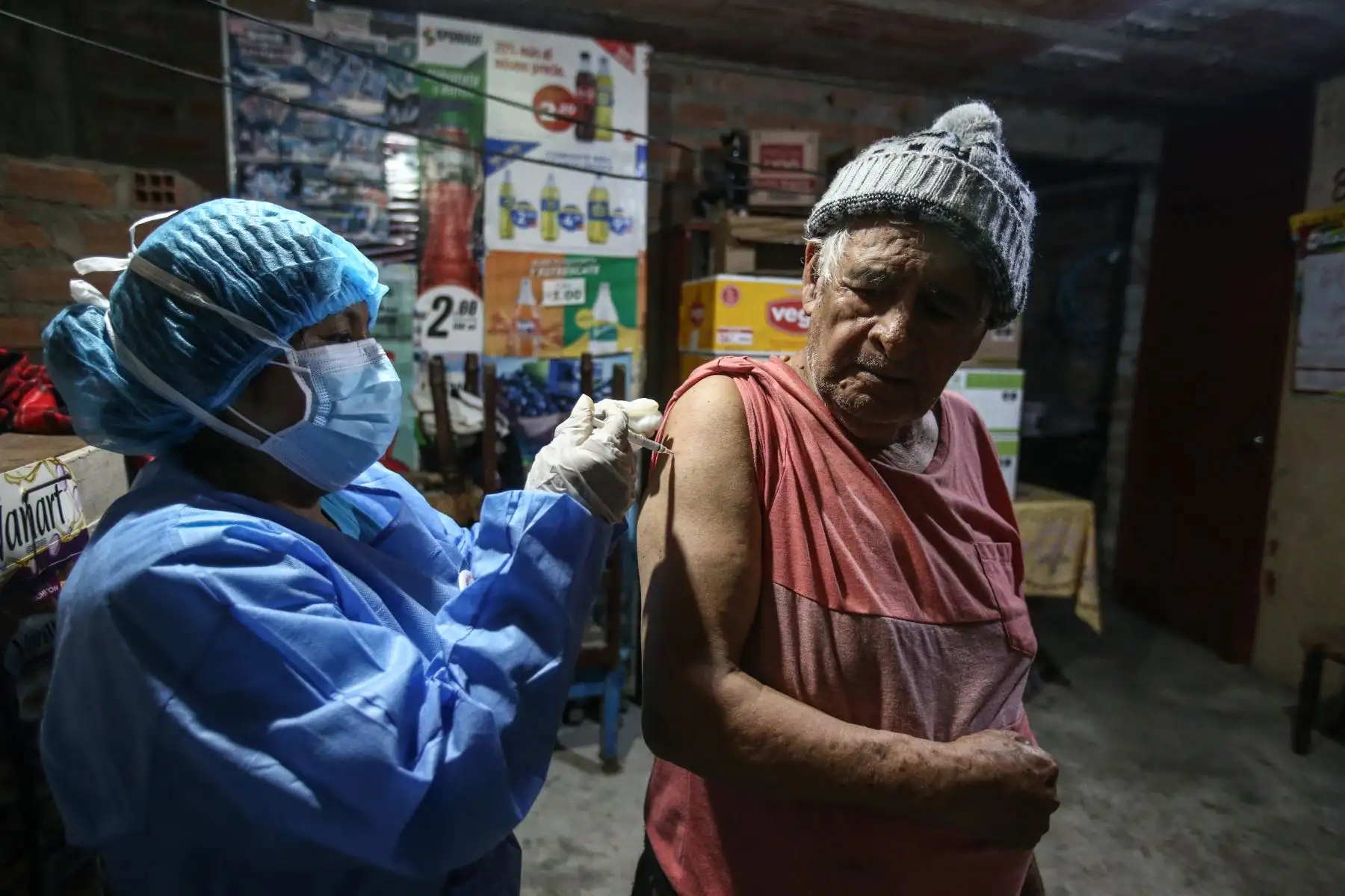 El Ministerio de Salud (Minsa) a través de la Dirección de Redes Integradas de Salud (Diris) Lima Sur intervienen cerca de 4 mil viviendas en zona de alto contagio de Covid19 en el distrito de Villa El Salvador.Foto: Andina/Vidal Tarqui