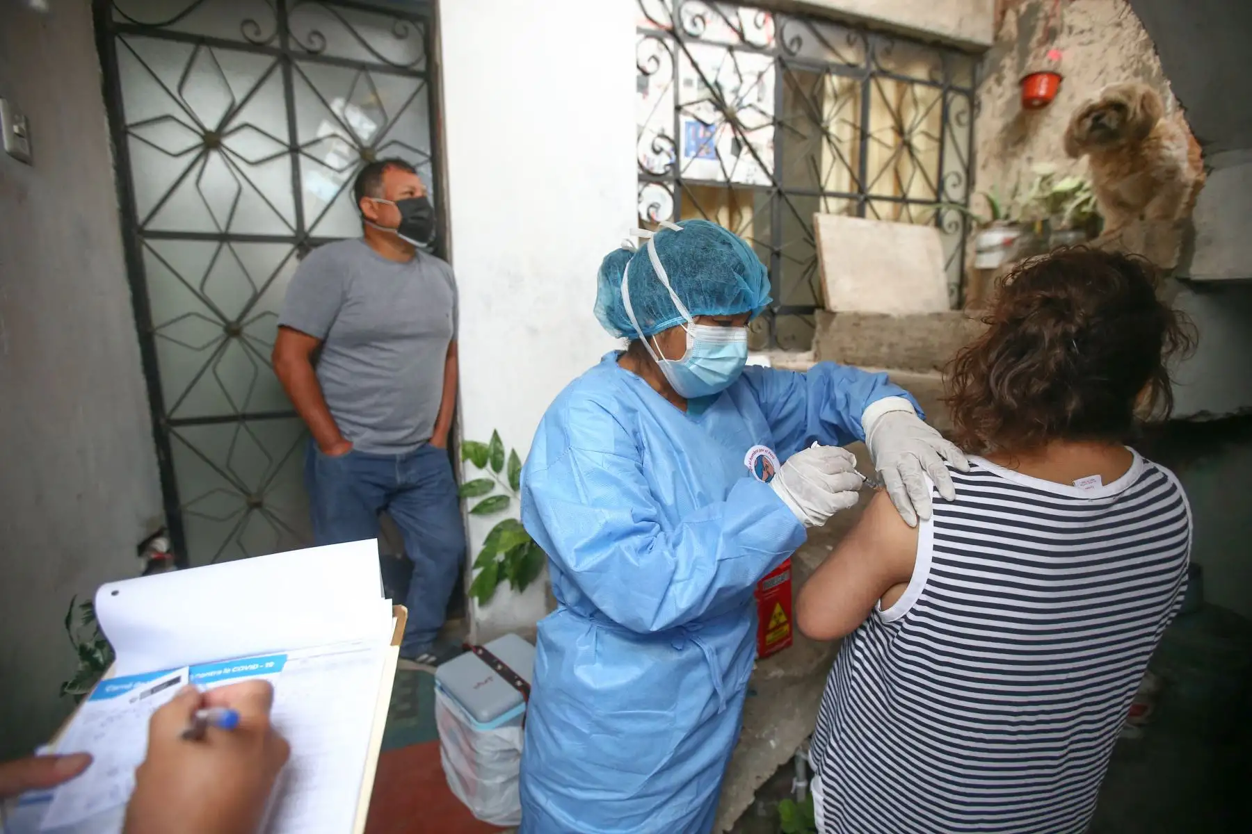 Un centenar de trabajadores de salud recorren Villa el Salvador para aplicar las dosis de vacuna contra el Covid 19.
Foto: Andina/Vidal Tarqui