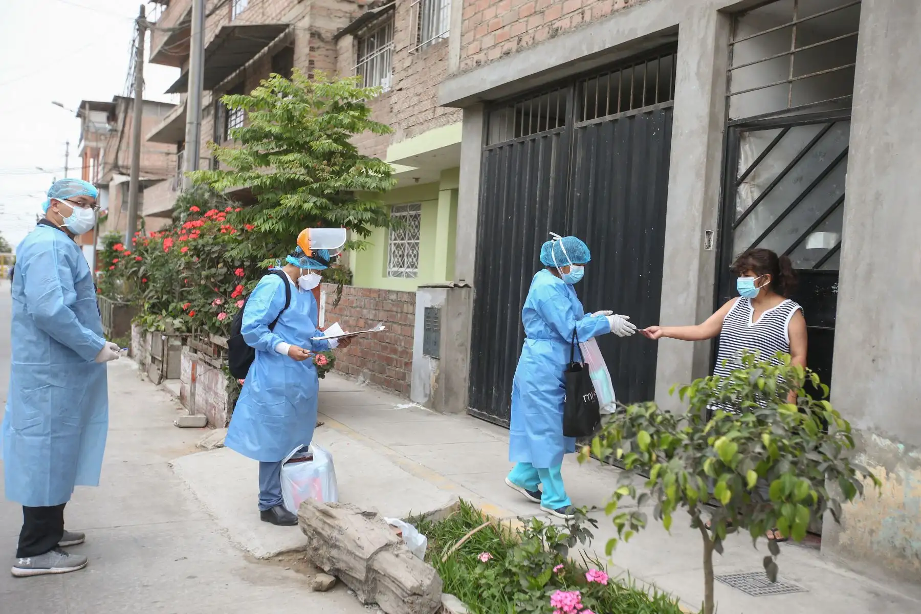 Un centenar de trabajadores de salud recorren Villa el Salvador para aplicar las dosis de vacuna contra el Covid 19.
Foto: Andina/Vidal Tarqui