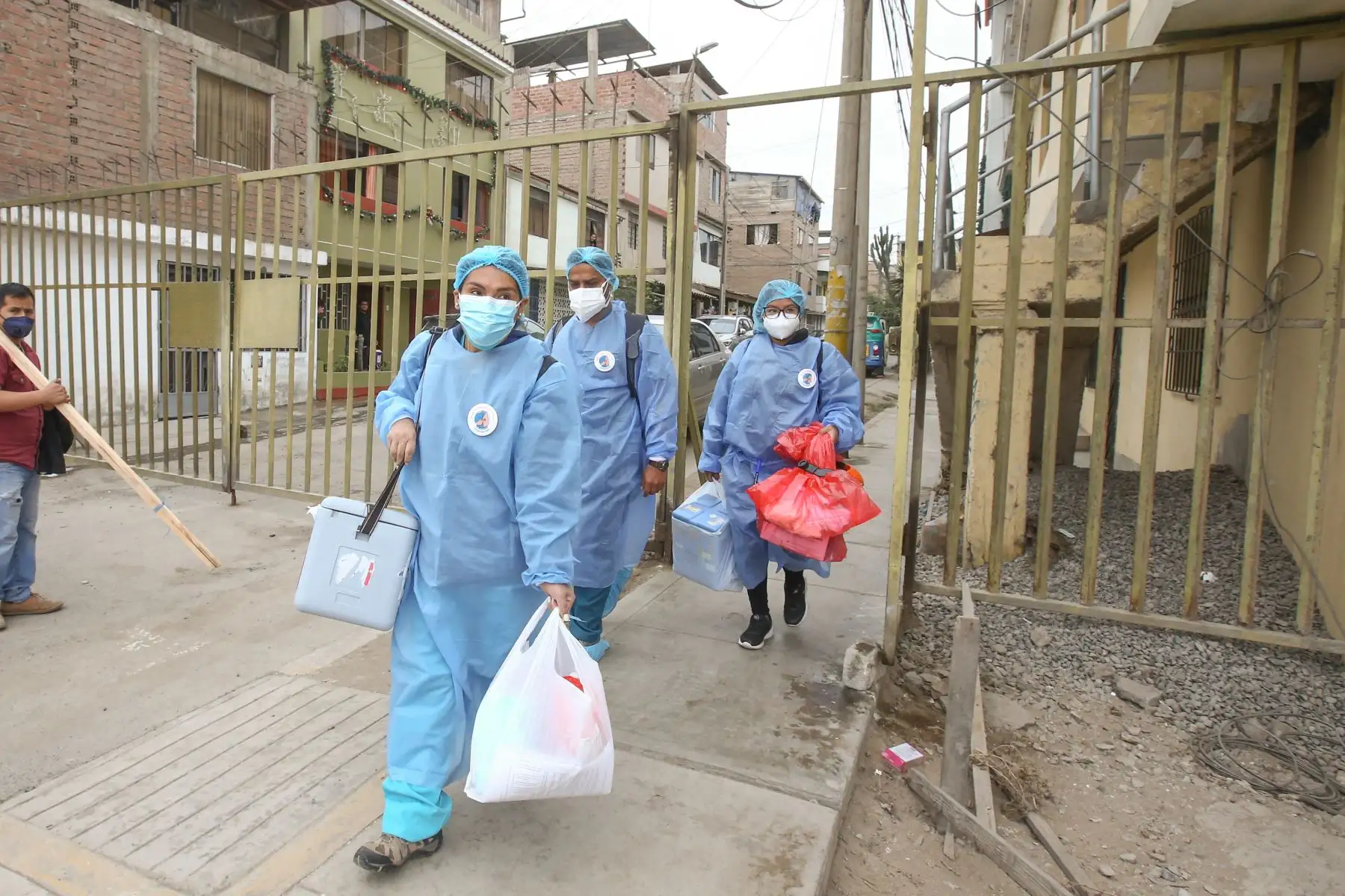 Un centenar de trabajadores de salud recorren Villa el Salvador para aplicar las dosis de vacuna contra el Covid 19.
Foto: Andina/Vidal Tarqui