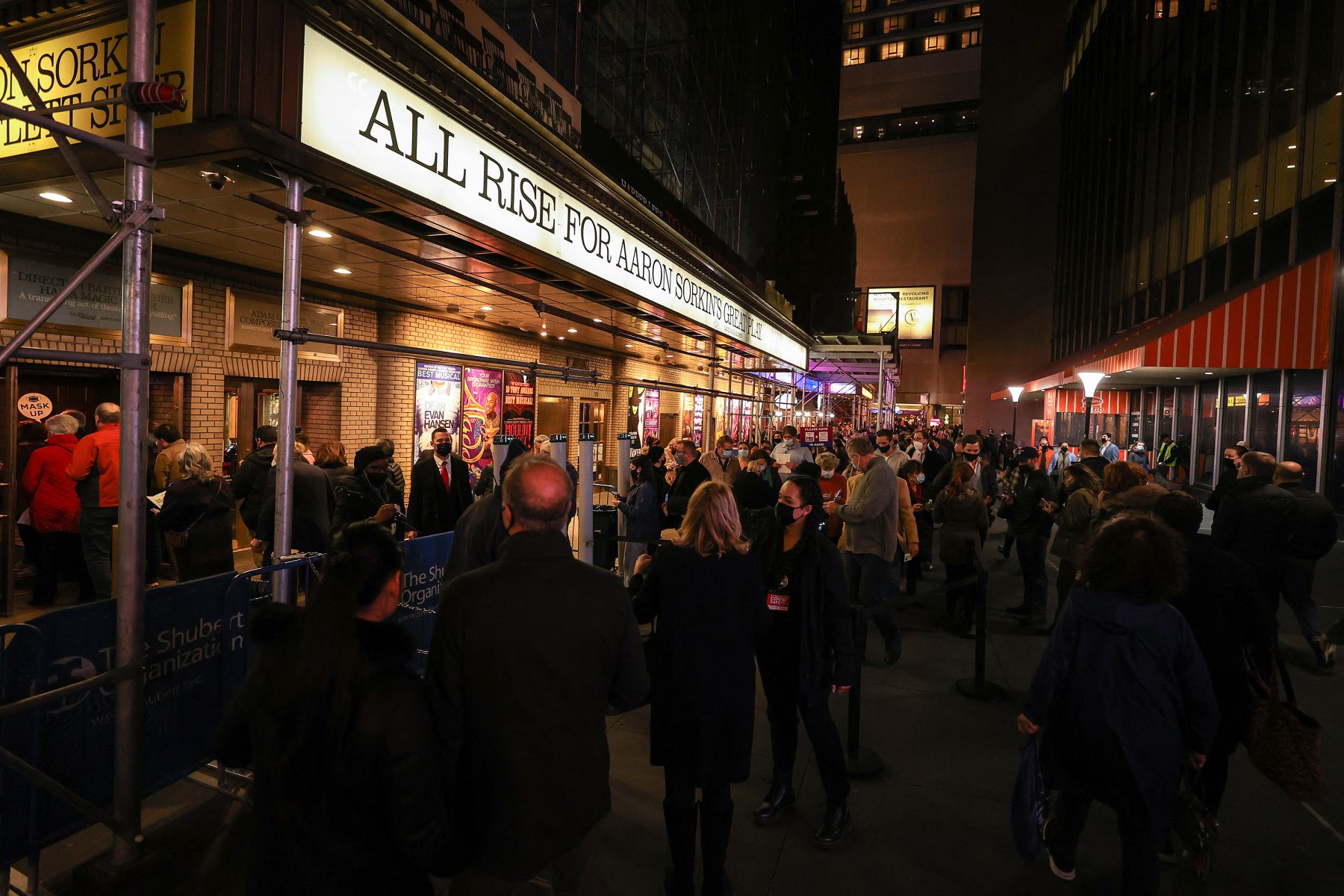 La cancelación de diez musicales de Broadway ha sido tomada a pesar de la obligatoriedad de que el público asistente está obligado a llevar mascarilla y acudir vacunado. Foto: AFP