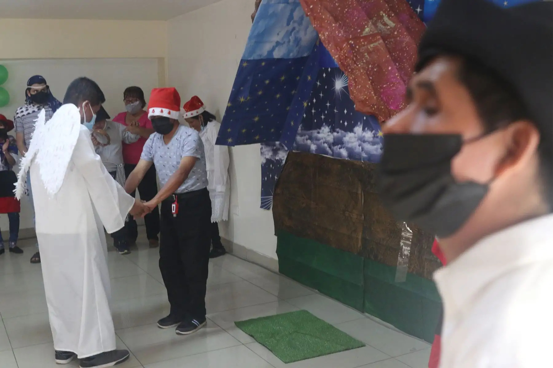 En el marco de las celebraciones por el nacimiento de Jesús, personas con discapacidad escenificaron el nacimiento andino y un festival de Villancicos en el distrito de Comas. La organización estuvo a cargo de la asociación AFAPEDIS.
Foto: ANDINA/Eddy Ramos