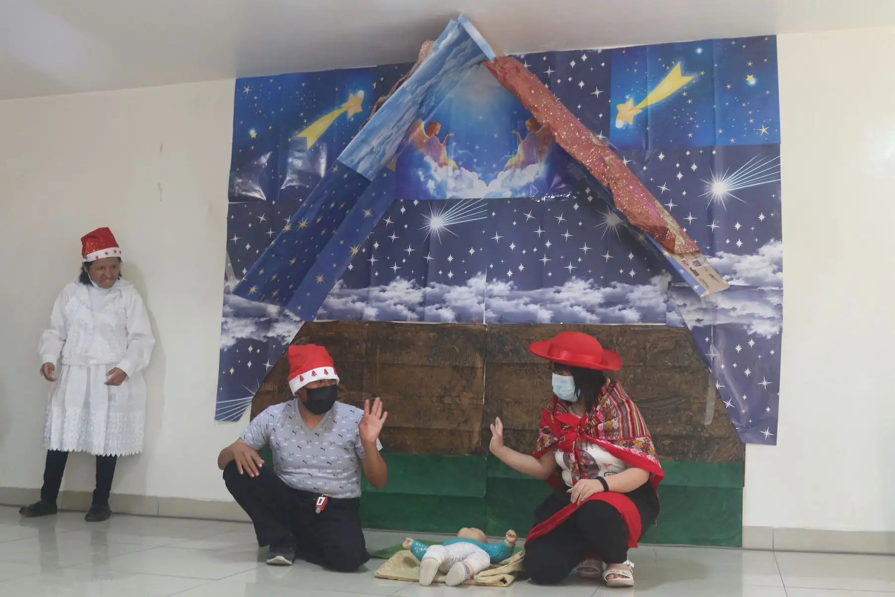 En el marco de las celebraciones por el nacimiento de Jesús, personas con discapacidad escenificaron el nacimiento andino y un festival de Villancicos en el distrito de Comas. La organización estuvo a cargo de la asociación AFAPEDIS.
Foto: ANDINA/Eddy Ramos