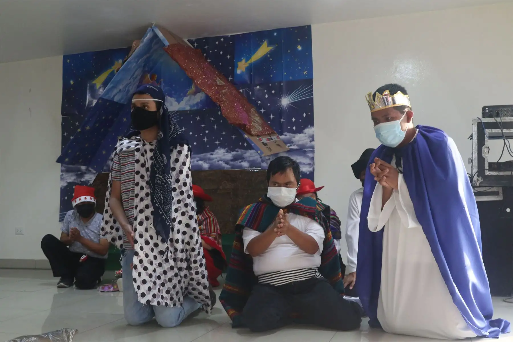 En el marco de las celebraciones por el nacimiento de Jesús, personas con discapacidad escenificaron el nacimiento andino y un festival de Villancicos en el distrito de Comas. La organización estuvo a cargo de la asociación AFAPEDIS.
Foto: ANDINA/Eddy Ramos