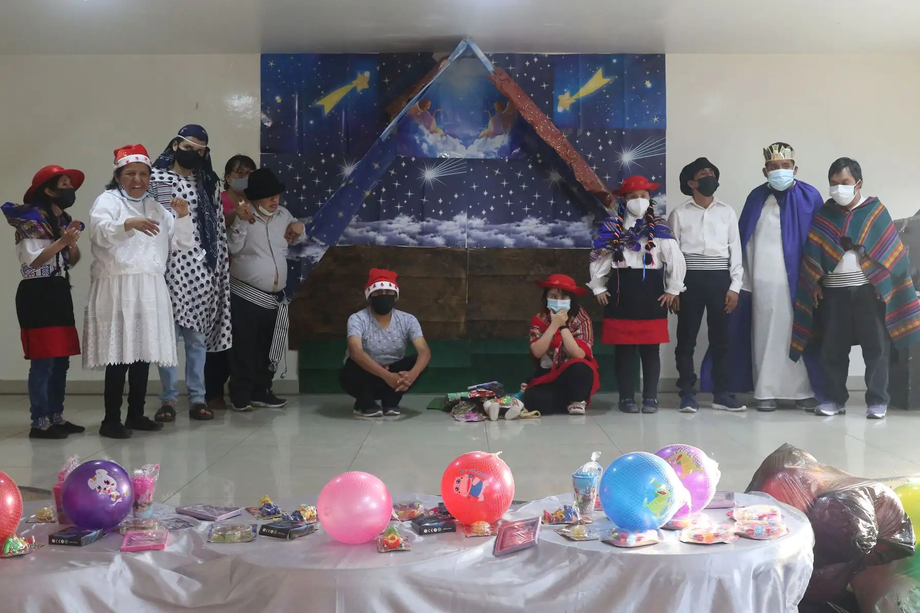 En el marco de las celebraciones por el nacimiento de Jesús, personas con discapacidad escenificaron el nacimiento andino y un festival de Villancicos en el distrito de Comas. La organización estuvo a cargo de la asociación AFAPEDIS.
Foto: ANDINA/Eddy Ramos