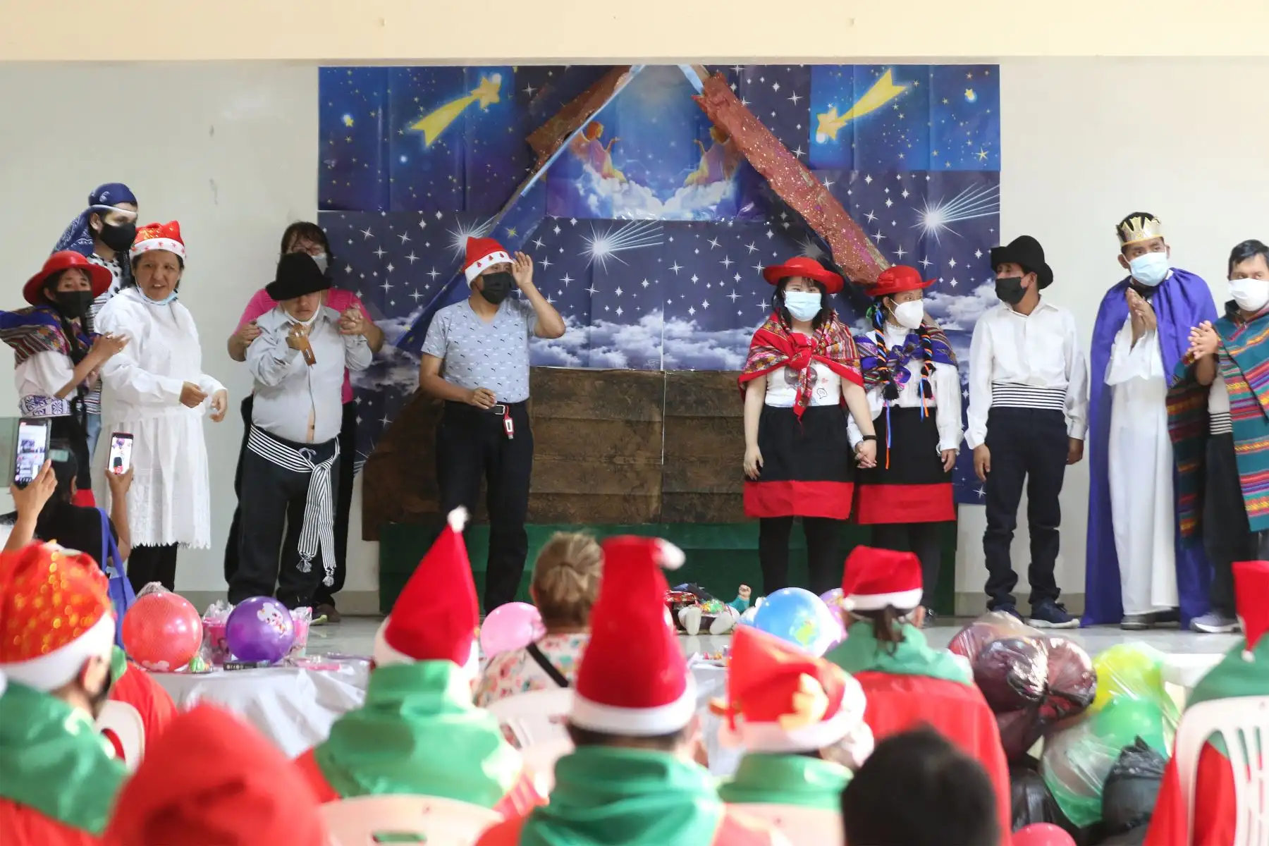En el marco de las celebraciones por el nacimiento de Jesús, personas con discapacidad escenificaron el nacimiento andino y un festival de Villancicos en el distrito de Comas. La organización estuvo a cargo de la asociación AFAPEDIS.
Foto: ANDINA/Eddy Ramos