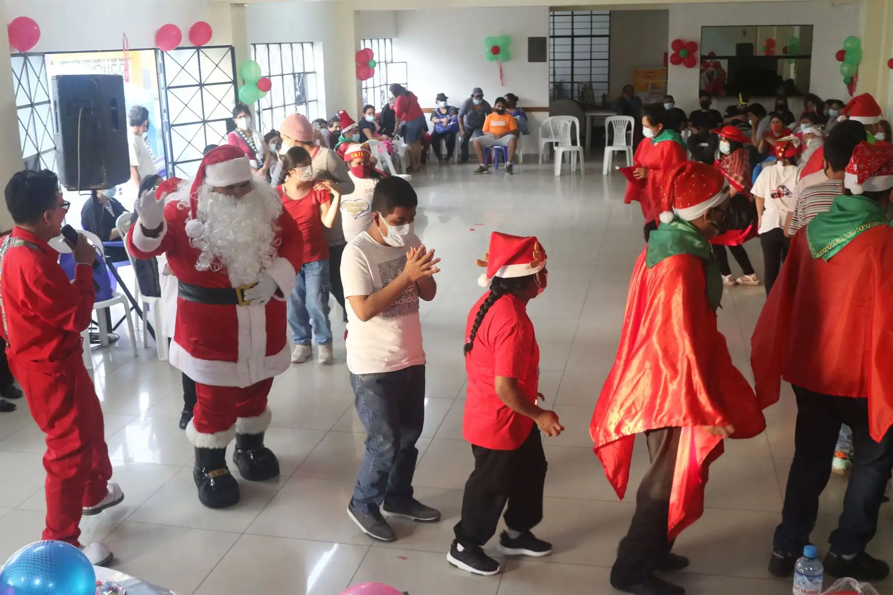 En el marco de las celebraciones por el nacimiento de Jesús, personas con discapacidad escenificaron el nacimiento andino y un festival de Villancicos en el distrito de Comas. La organización estuvo a cargo de la asociación AFAPEDIS.
Foto: ANDINA/Eddy Ramos