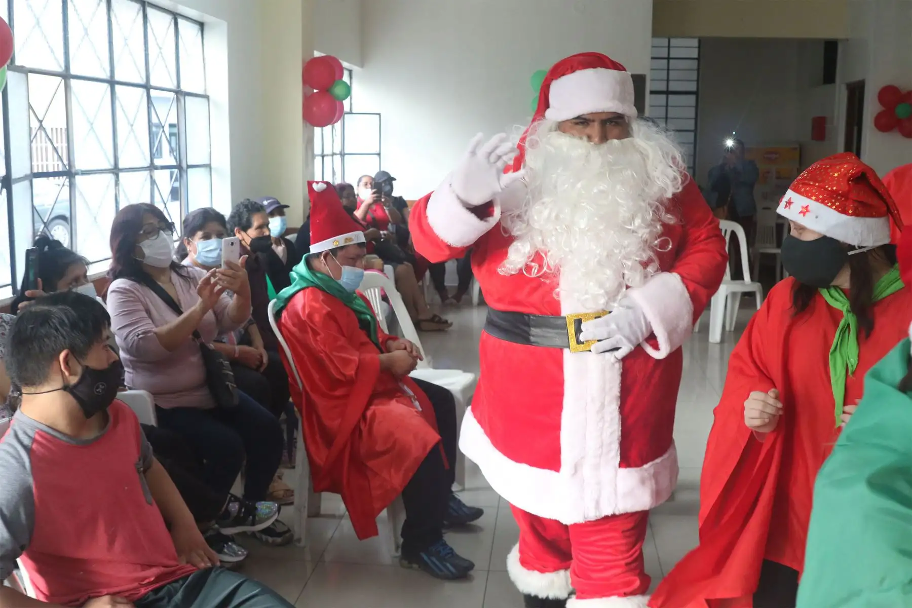 En el marco de las celebraciones por el nacimiento de Jesús, personas con discapacidad escenificaron el nacimiento andino y un festival de Villancicos en el distrito de Comas. La organización estuvo a cargo de la asociación AFAPEDIS.
Foto: ANDINA/Eddy Ramos