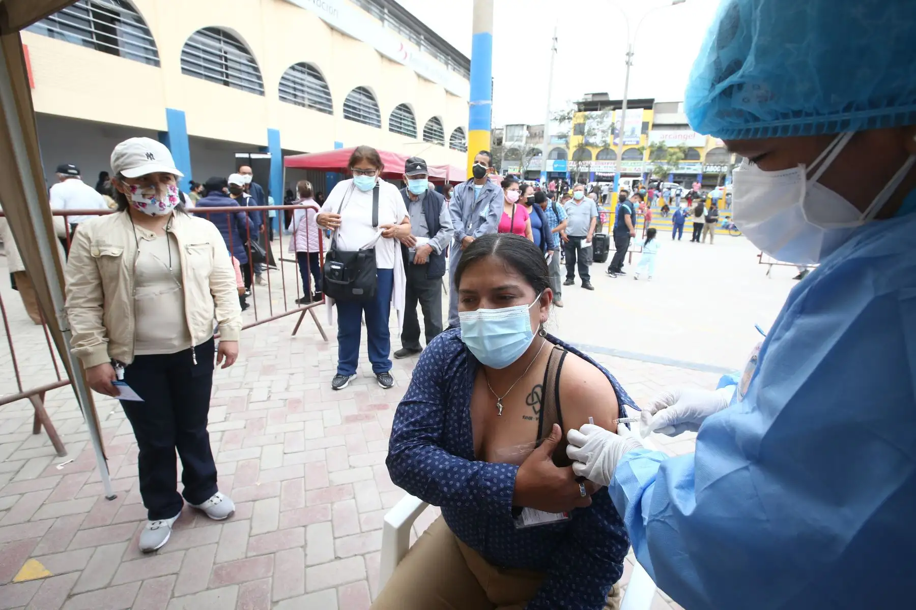 El Ministerio de Salud (Minsa) a través de la Dirección de Redes Integradas de Salud (Diris) Lima Sur intervienen cerca de 4 mil viviendas en zona de alto contagio de Covid19 en el distrito de Villa El Salvador.Foto: ANDINA/Vidal Tarqui