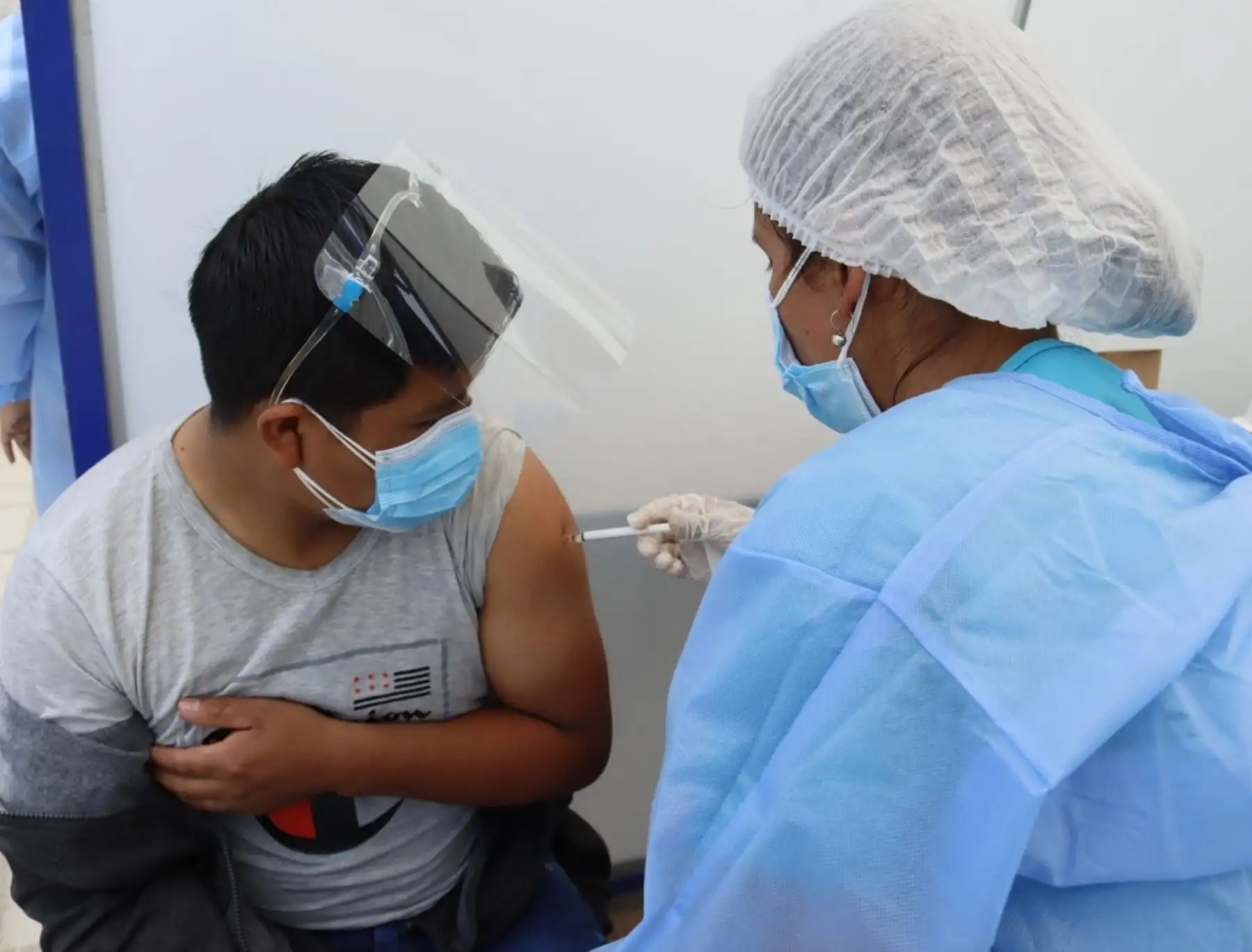 La Libertad prevé aplicar la tercera dosis de refuerzo de la vacuna contra el covid-19 a más de medio millón de personas. Foto: ANDINA/Difusión.