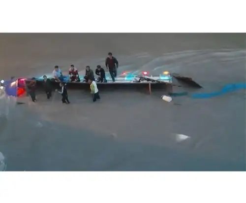 Al menos tres personas desaparecen tras caer camión al río Vilcanota. El accidente ocurrió en el distrito de Ollantaytambo, región Cusco.