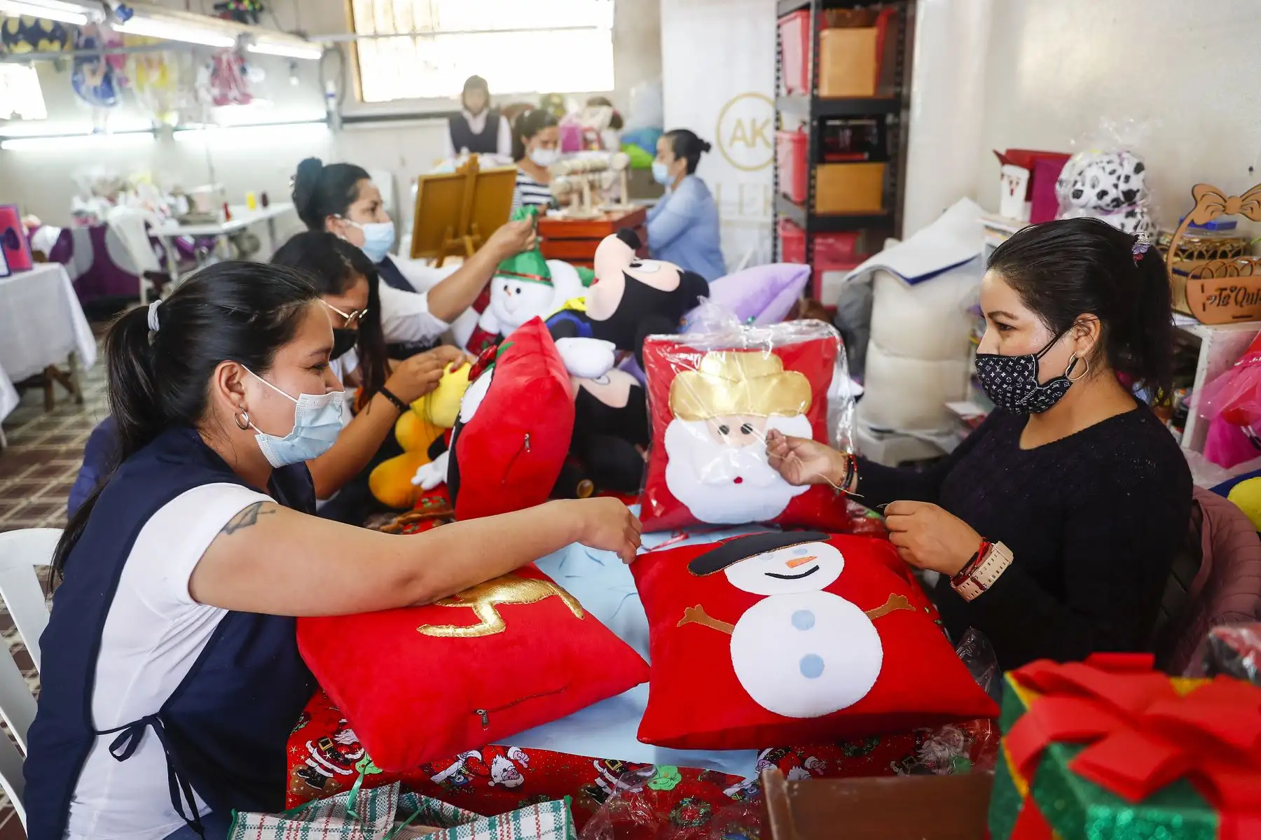 En los talleres productivos del Establecimiento Penitenciario de Mujeres de Chorrillos se preparan desde los tradicionales adornos navideños hasta su innovador postre ‘Morir soñando’. Foto: ANDINA/Renato Pajuelo