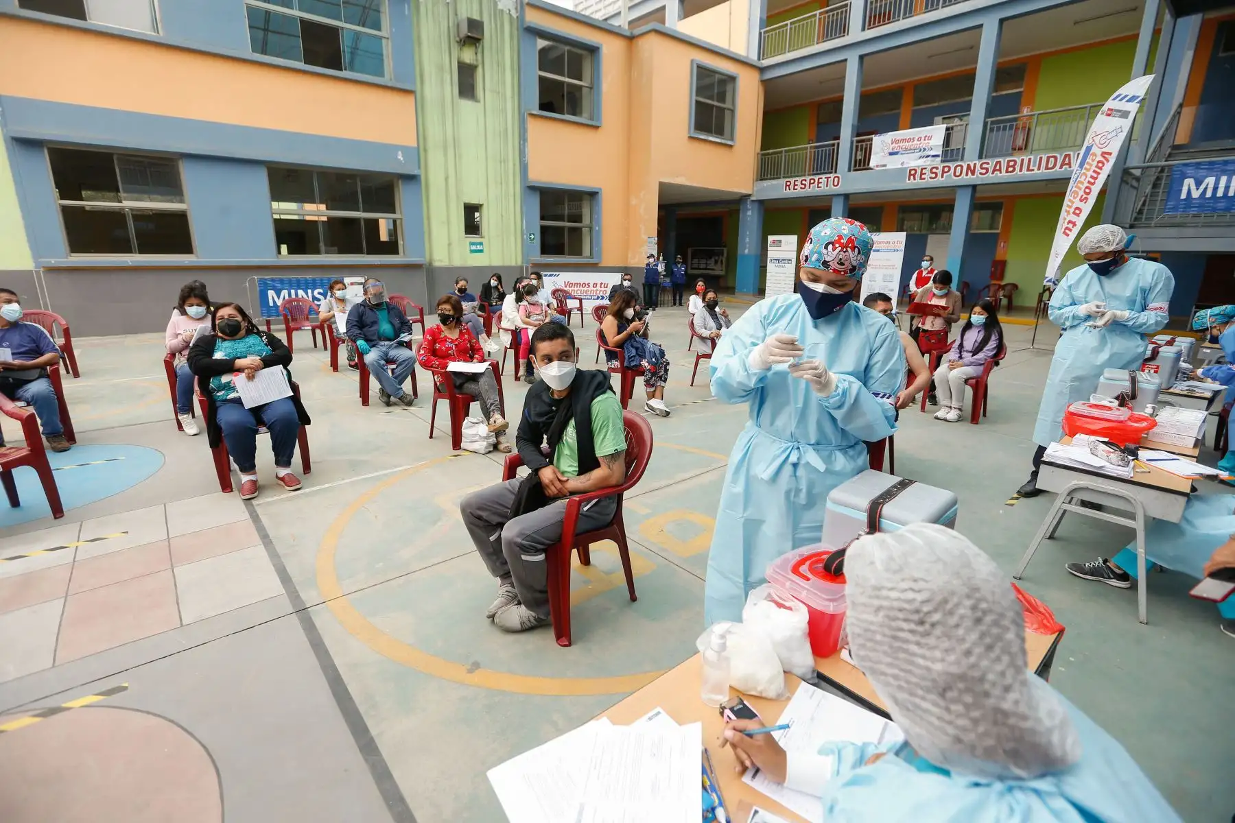 Ministerio de Salud inicia  vacuna Cole contra la COVID-19 en la Instituto Educativa Melitón Carvajal.
Foto: ANDINA/ Minsa