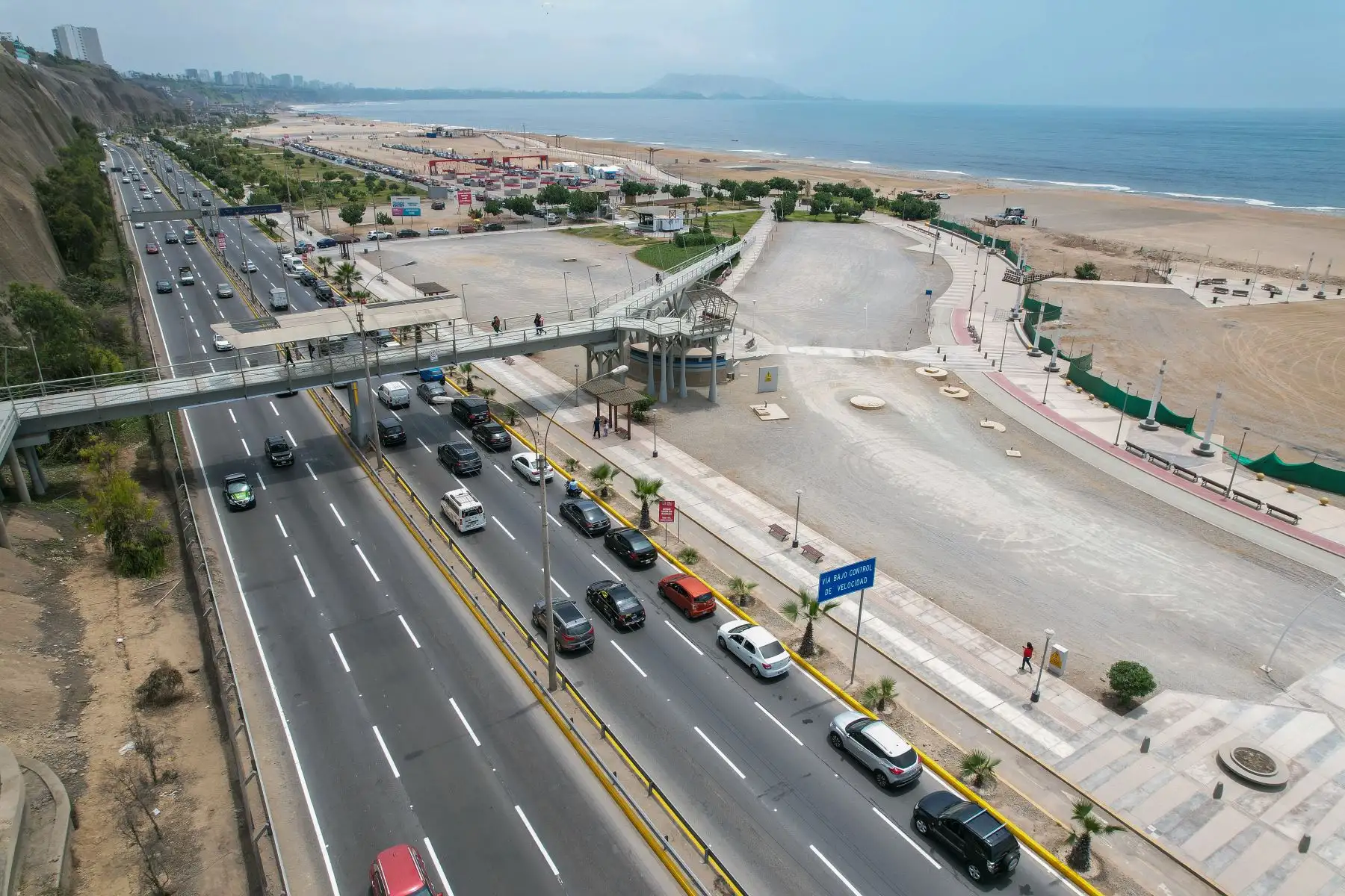 Largas colas de autos en el ingreso al vacunacar ubicado en la Costa Verde, en el distrito de Magdalena del Mar. Luego que el Ministerio de Salud (Minsa) adelantó la aplicación de la dosis de refuerzo para todas las personas que tengan más de tres meses desde que recibieron la segunda dosis.
Foto: ANDINA/Jhonel Rodríguez