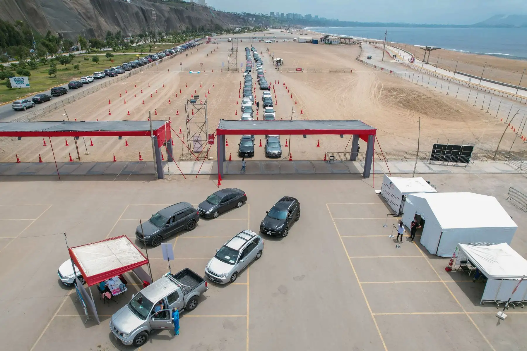 Largas colas de autos en el ingreso al vacunacar ubicado en la Costa Verde, en el distrito de Magdalena del Mar. Luego que el Ministerio de Salud (Minsa) adelantó la aplicación de la dosis de refuerzo para todas las personas que tengan más de tres meses desde que recibieron la segunda dosis.
Foto: ANDINA/Jhonel Rodríguez