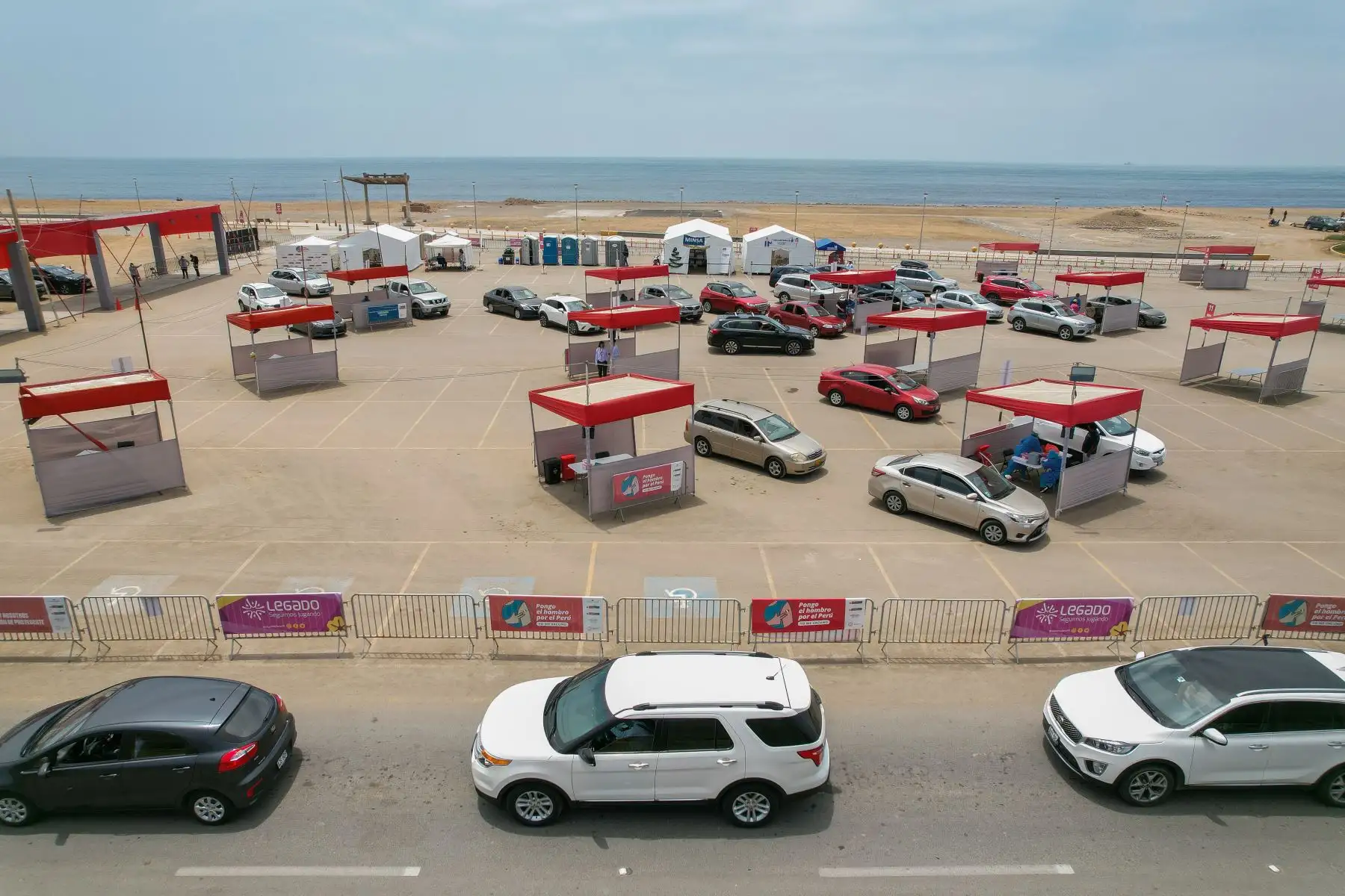 Largas colas de autos en el ingreso al vacunacar ubicado en la Costa Verde, en el distrito de Magdalena del Mar. Luego que el Ministerio de Salud (Minsa) adelantó la aplicación de la dosis de refuerzo para todas las personas que tengan más de tres meses desde que recibieron la segunda dosis.
Foto: ANDINA/Jhonel Rodríguez