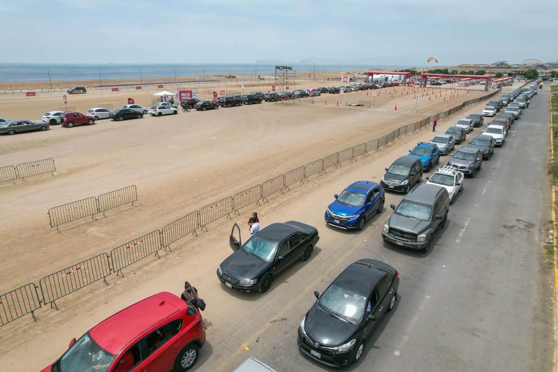 Largas colas de autos en el ingreso al vacunacar ubicado en la Costa Verde, en el distrito de Magdalena del Mar. Luego que el Ministerio de Salud (Minsa) adelantó la aplicación de la dosis de refuerzo para todas las personas que tengan más de tres meses desde que recibieron la segunda dosis.
Foto: ANDINA/Jhonel Rodríguez