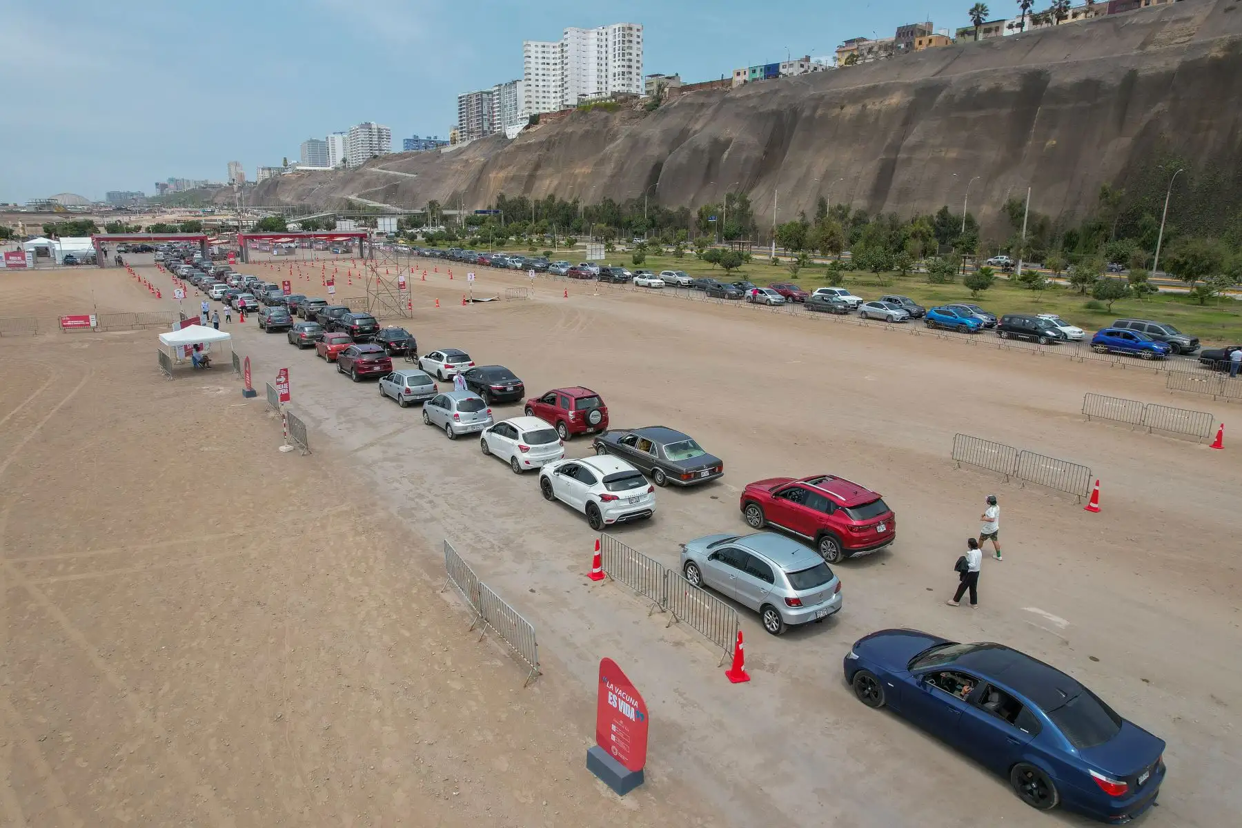 Largas colas de autos en el ingreso al vacunacar ubicado en la Costa Verde, en el distrito de Magdalena del Mar. Luego que el Ministerio de Salud (Minsa) adelantó la aplicación de la dosis de refuerzo para todas las personas que tengan más de tres meses desde que recibieron la segunda dosis.
Foto: ANDINA/Jhonel Rodríguez