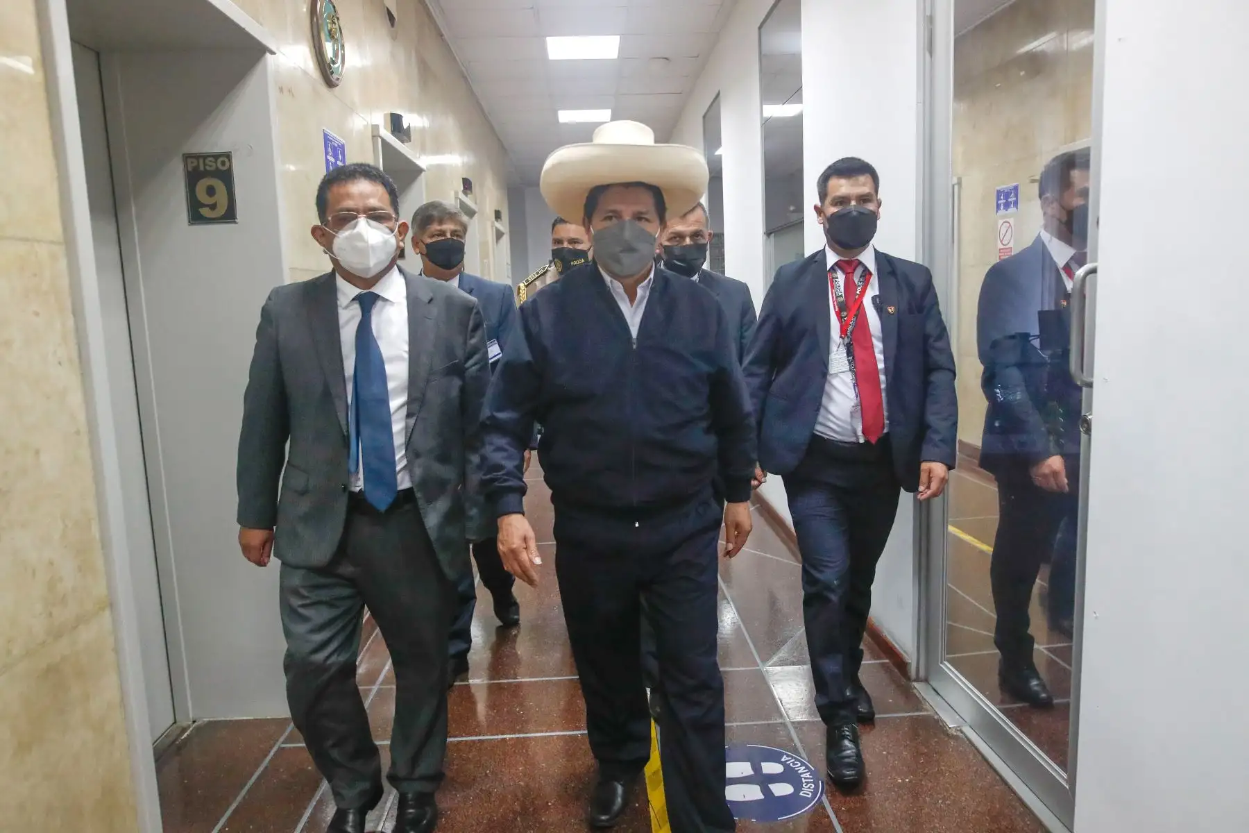 El presidente Castillo llegó hasta la sede del Ministerio Público acompañado de su abogado y se dirigió a pie desde Palacio de Gobierno.
Foto: Andina/Presidencia Perú