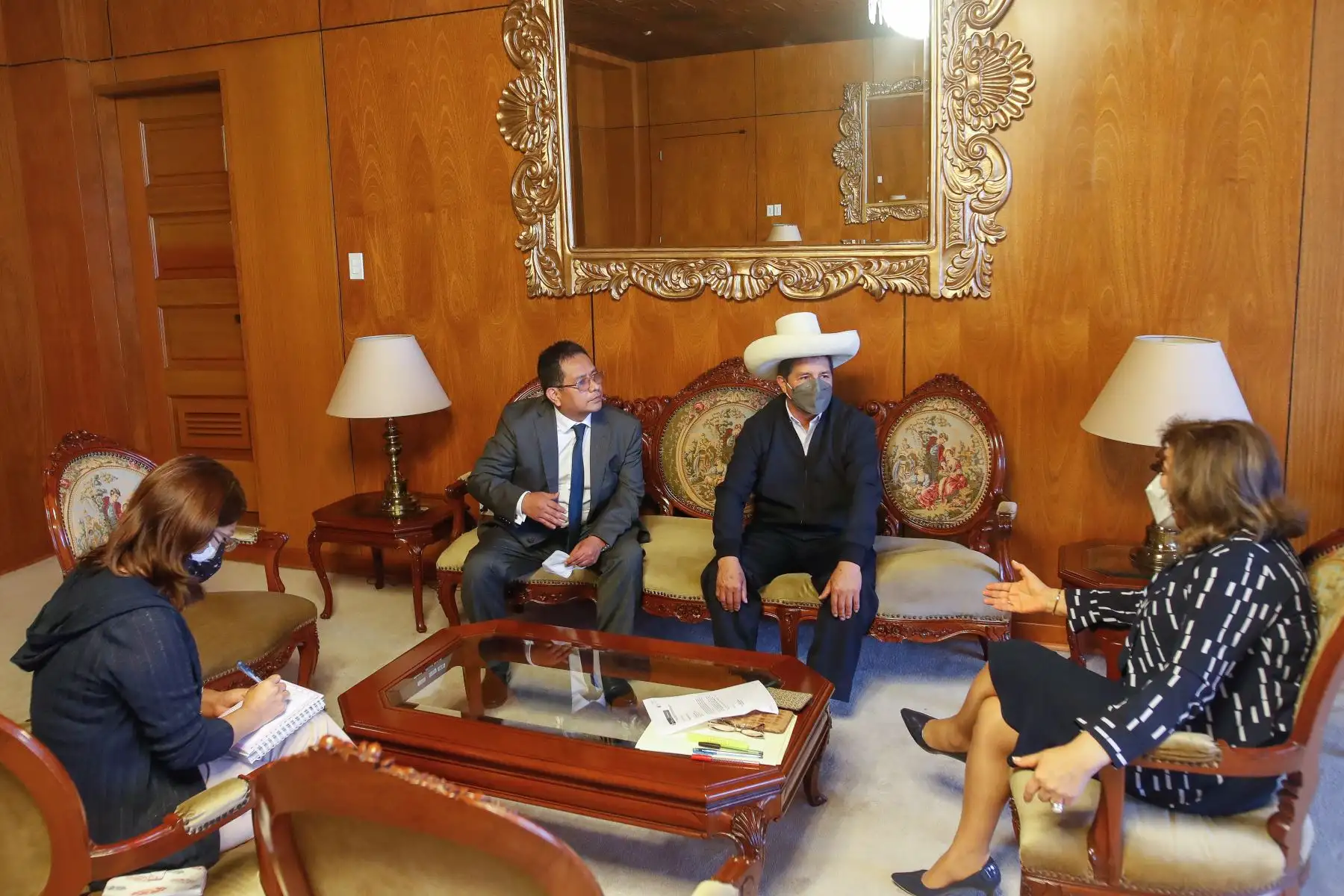 Presidente de la República, Pedro Castillo, acude a la Fiscalía de la Nación y dialoga con su titular Zoraida Ávalos.
Foto: Andina/Presidencia Perú