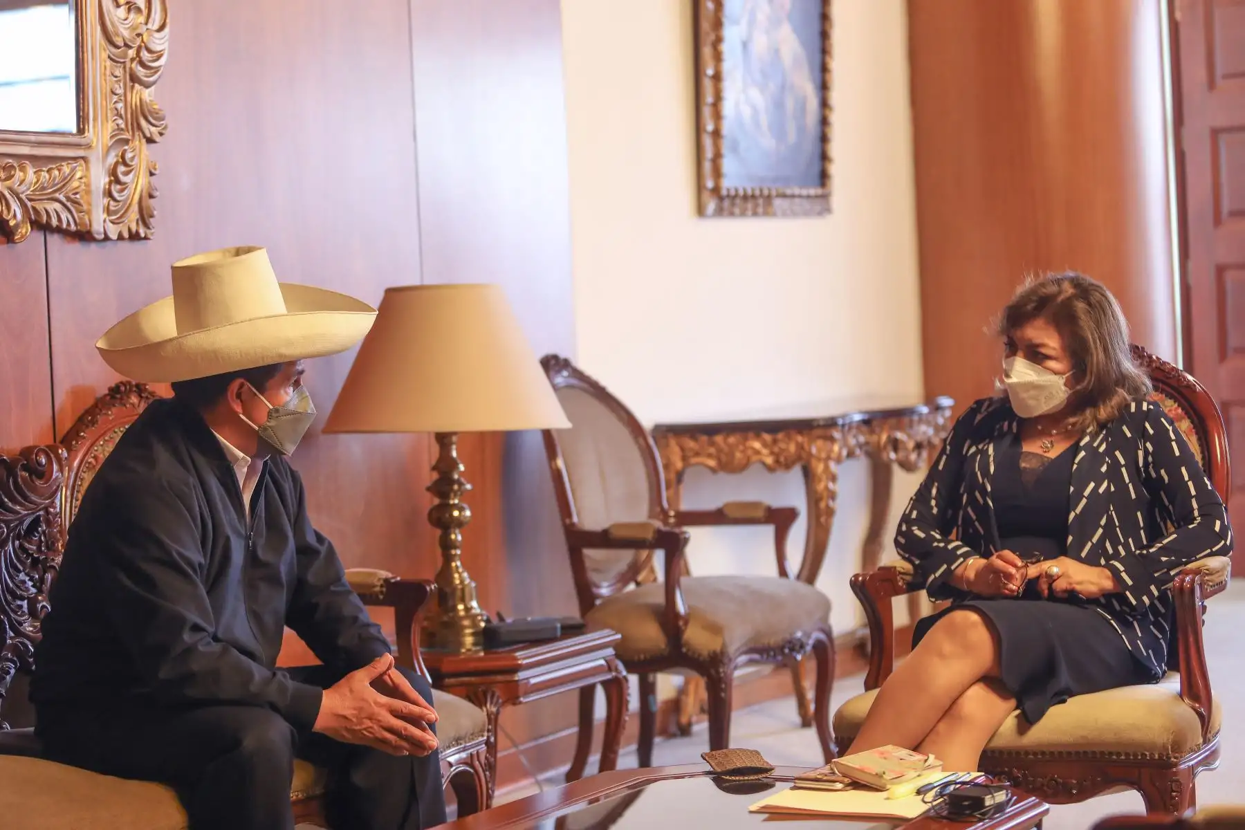 La fiscal de la Nación, Zoraida Avalos, recibió al presidente Pedro Castillo, quien acudió para solicitar se programe su testimonial para el 28 de diciembre, en Palacio de Gobierno.
Foto: Andina/Presidencia Perú
