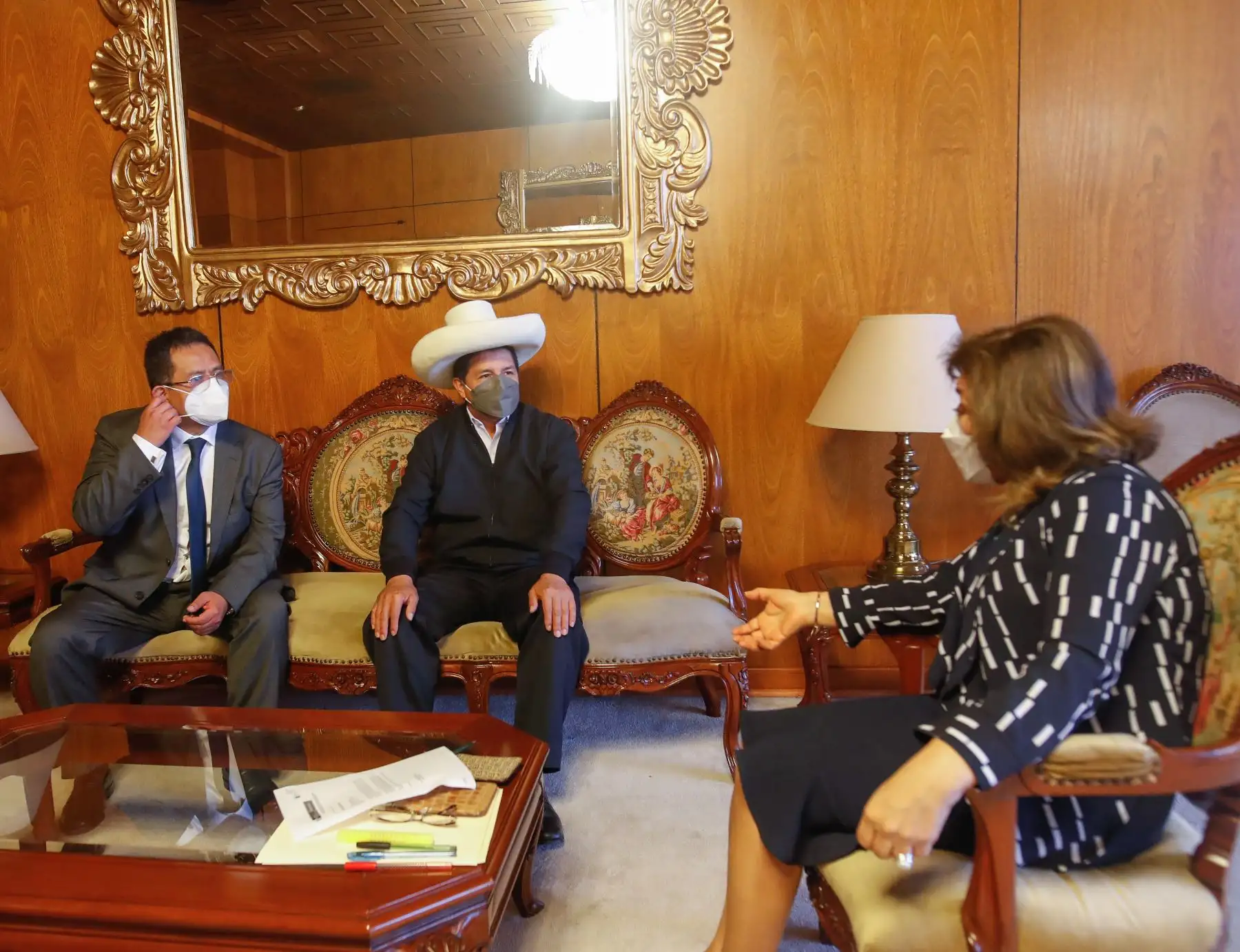 La fiscal de la Nación, Zoraida Avalos, recibió al presidente Pedro Castillo, quien acudió para solicitar se programe su testimonial para el 28 de diciembre, en Palacio de Gobierno.
Foto: Andina/Presidencia Perú