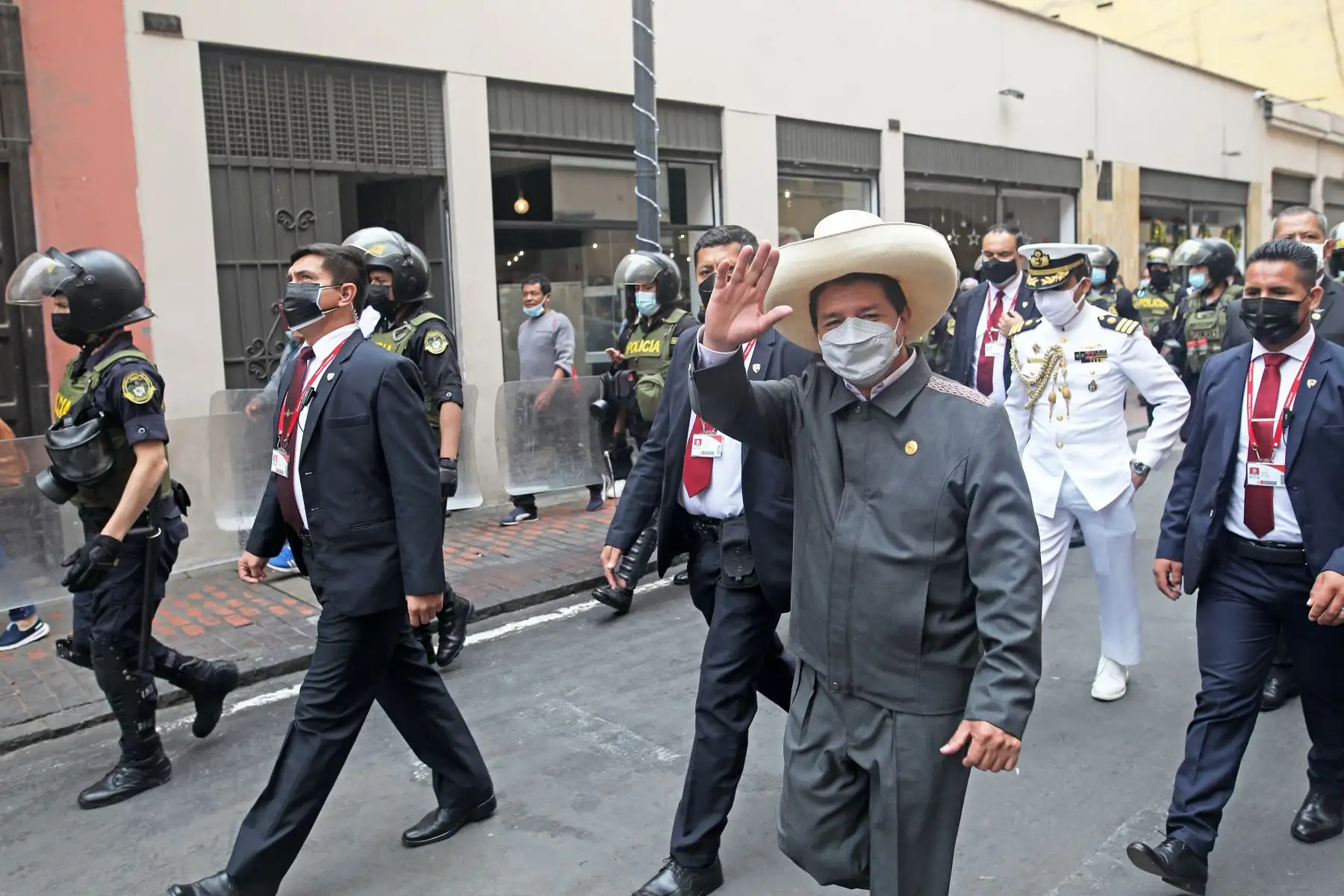 El presidente Castillo llegó hasta la sede del Ministerio Público acompañado de su abogado y se dirigió a pie desde Palacio de Gobierno.
Foto: Andina/Presidencia Perú