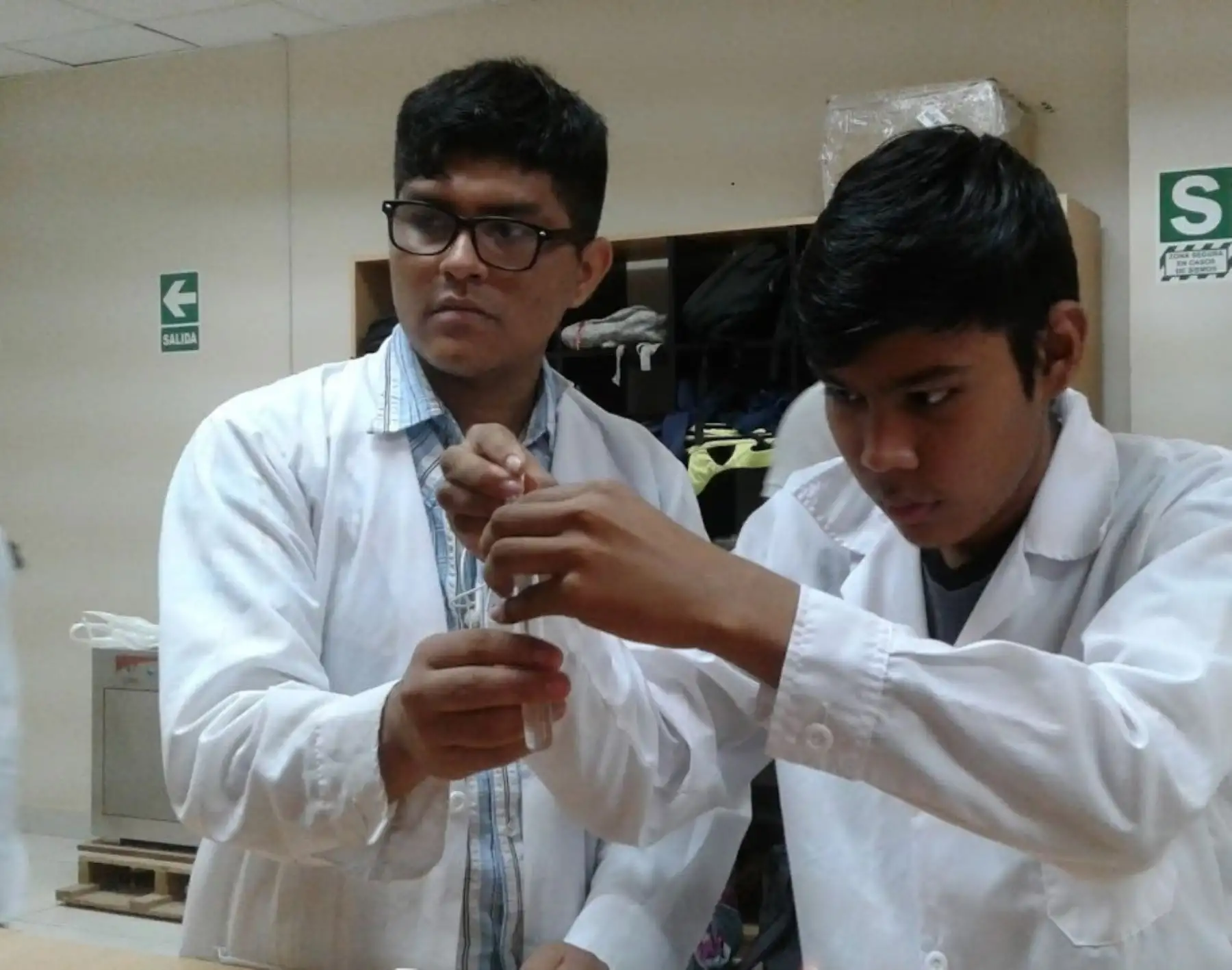 Conoce a Reyes Rivera, el talentoso estudiante que trabaka en la purificación y tratamiento del agua que consume la población de la región San Martín. ANDINA/Difusión