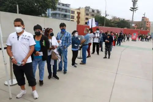 Los centros de vacunación a nivel nacional ya están aptos para recibir a los ciudadanos que deseen aplicarse su tercera dosis de refuerzo. ANDINA/Héctor Vinces