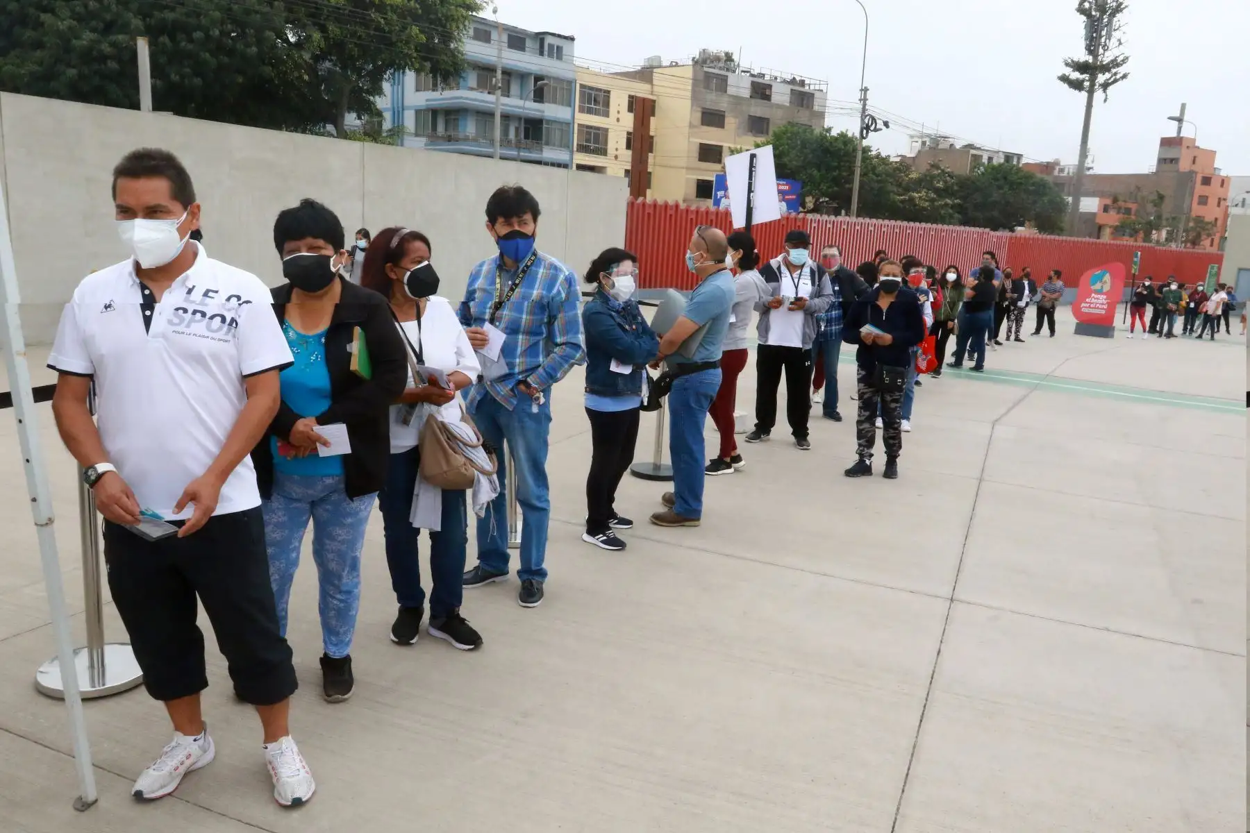 Los centros de vacunación a nivel nacional ya están aptos para recibir a los ciudadanos que deseen aplicarse su tercera dosis de refuerzo. ANDINA/Héctor Vinces