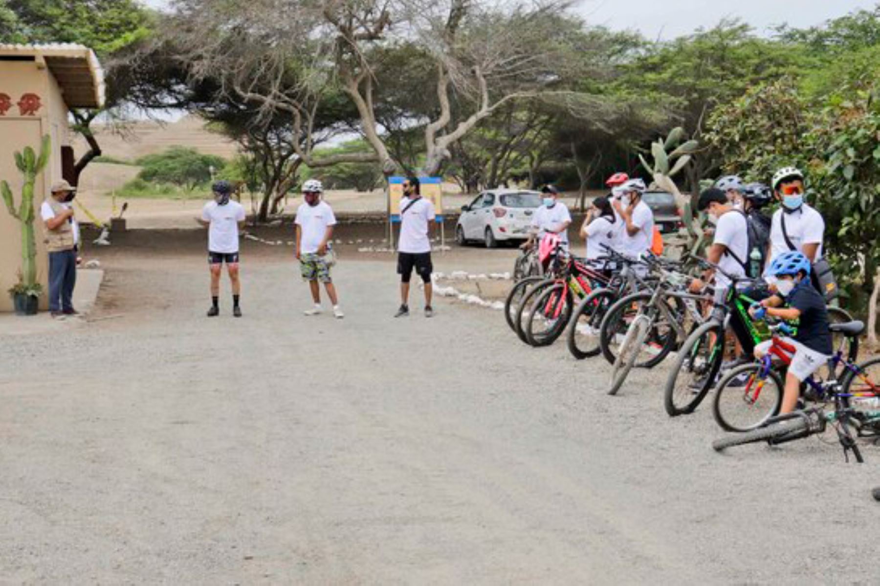 En total participaron 35 ciclistas de diversas edades que fueron guiados por un arqueólogo. Foto: ANDINA/Mincul