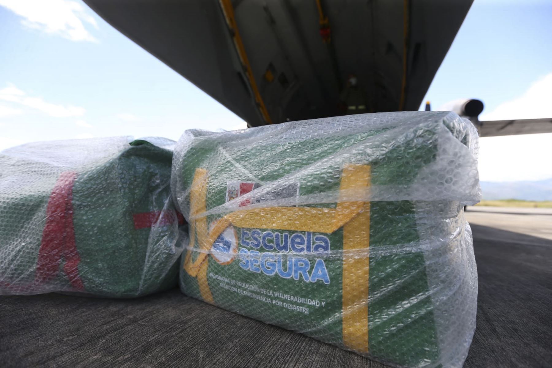 Los kits de soporte socioemocional y de actividades lúdicas fueron transportados desde Lima en un avión de la FAP. Foto: ANDINA/Minedu