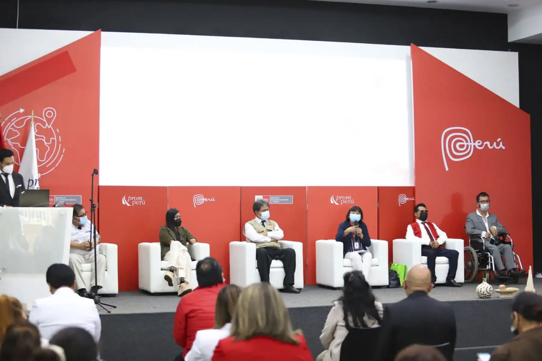 El ministro de Comercio Exterior y Turismo, Roberto Sánchez, acompañado de la Primera Dama, Lilia Paredes,  presentaron la estrategia “Turismo para Todos”, una importante iniciativa que busca impulsar que las personas con discapacidad y personas adultas mayores disfruten de ma nera plena del turismo. Foto: ANDINA/Mincetur