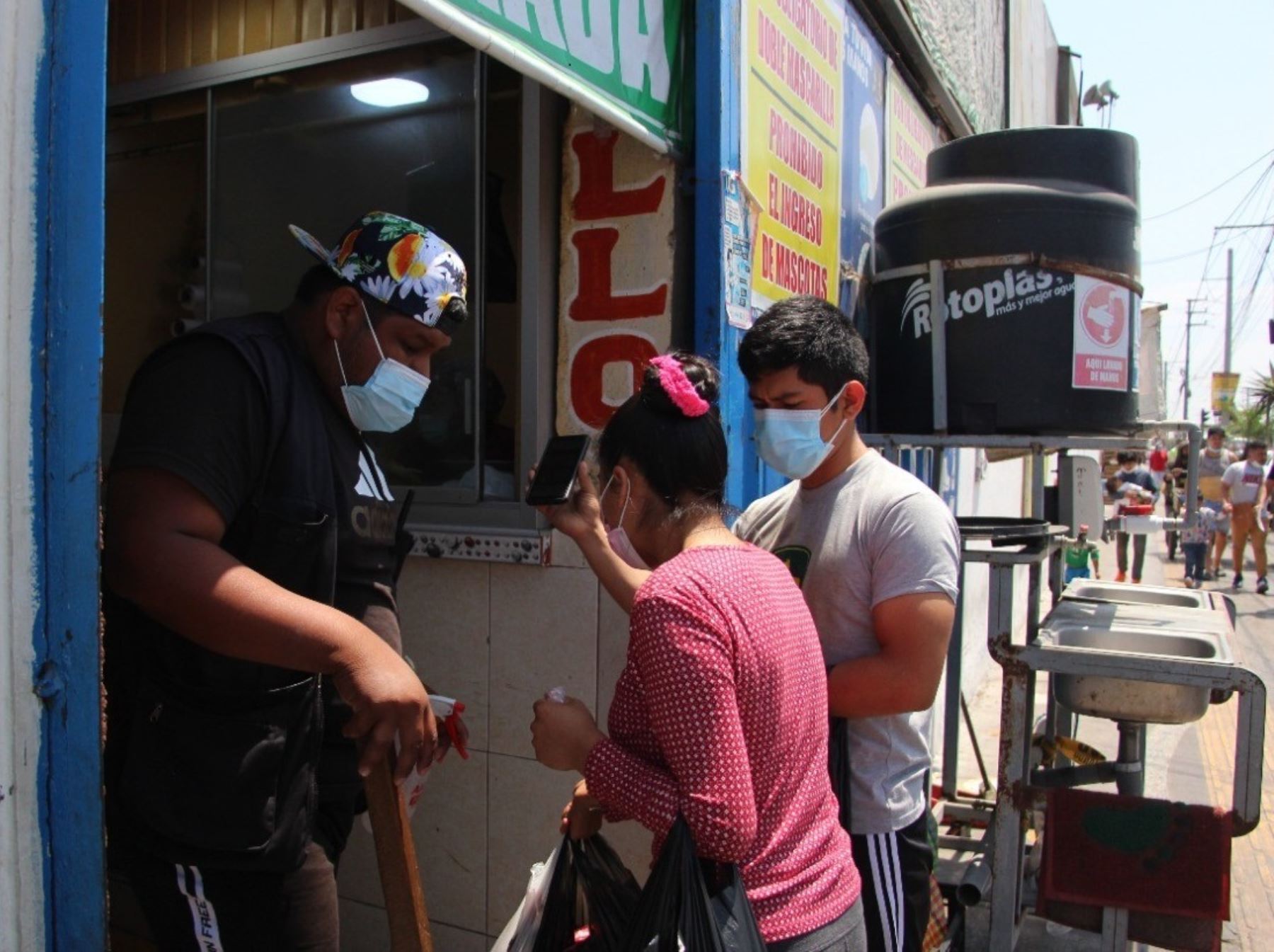 Autoridades municipales y de la Policía Nacional verifican el cumplimiento de carnets de vacunación en mercados de Chimbote, en Áncash.