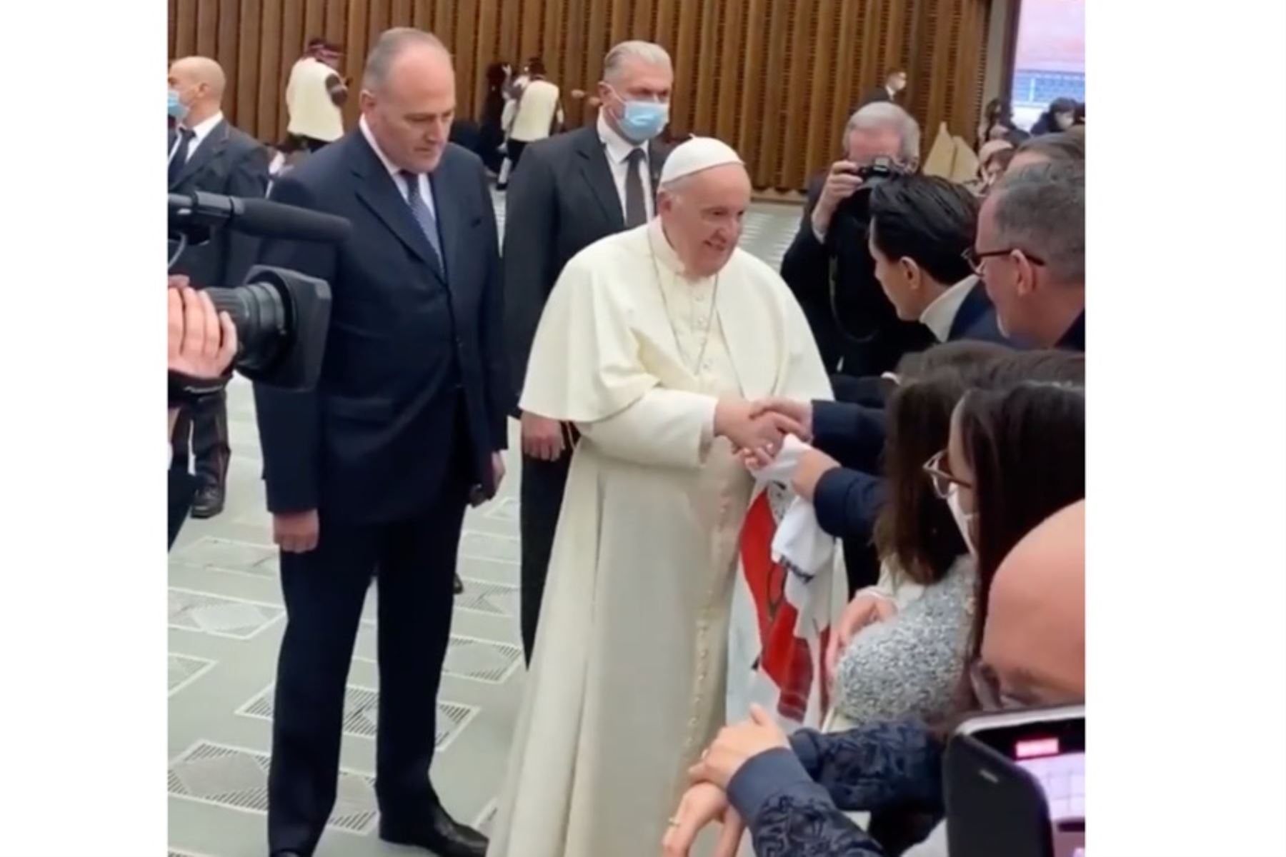 El papa Francisco recibió una camiseta de la selección de Perú de manos del delantero Gianluca Lapadula. Foto: Captura