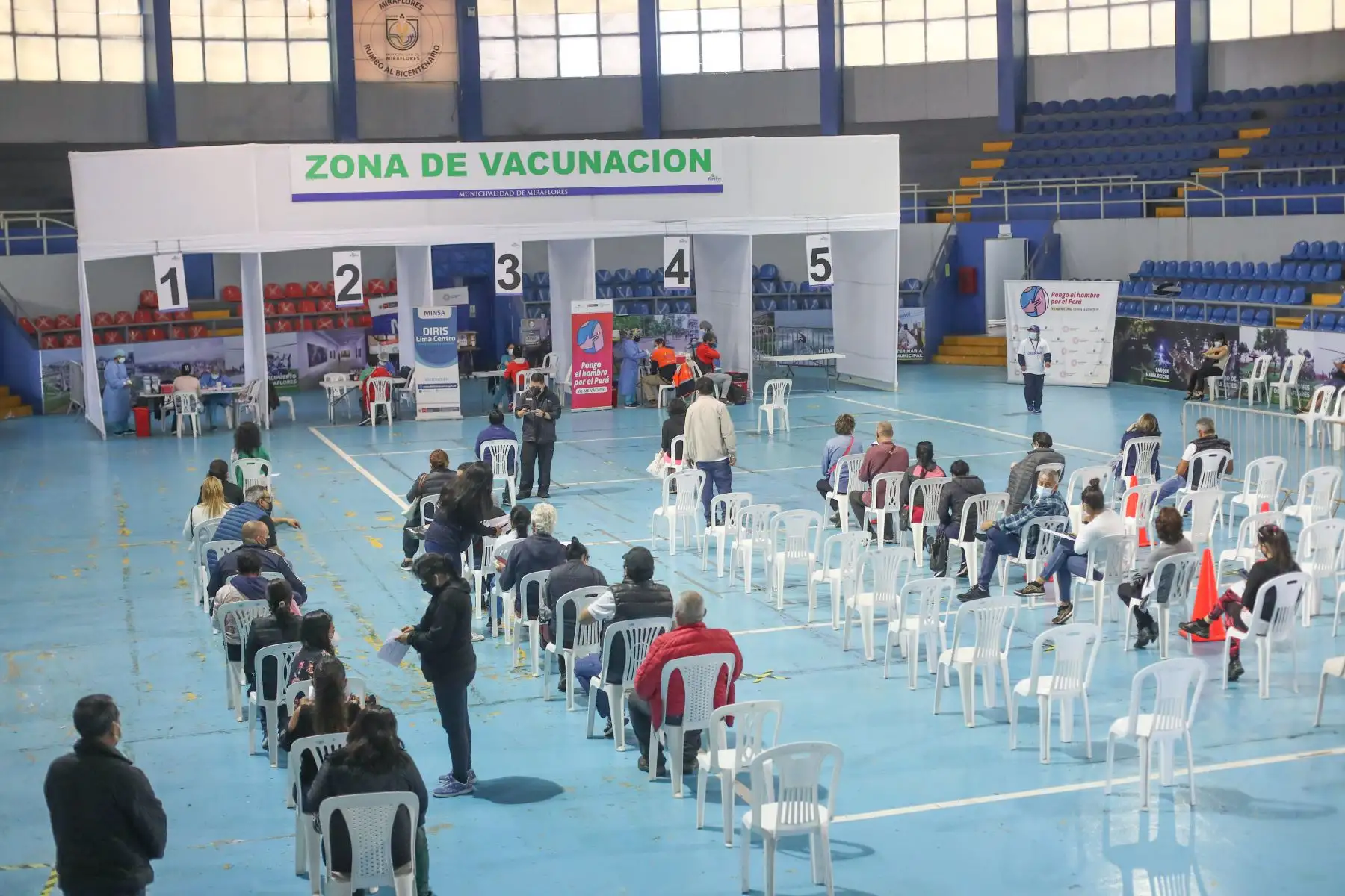 Personas acuden a recibir su tercera dosis de vacunación contra la covid 19 en el Estadio Manuel Bonilla de Miraflores.
Foto: ANDINA/Carla Patiño