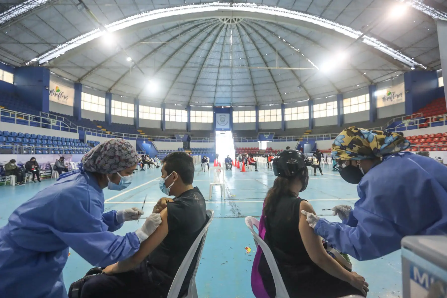Personas acuden a recibir su tercera dosis de vacunación contra la covid 19 en el Estadio Manuel Bonilla de Miraflores.
Foto: ANDINA/Carla Patiño