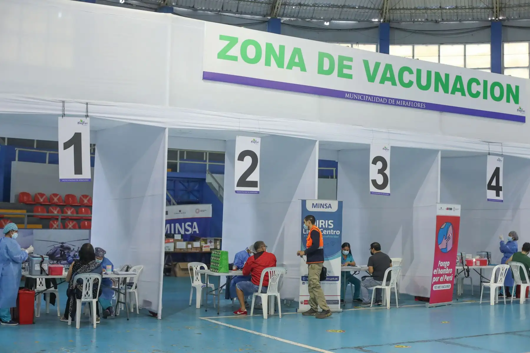 Personas acuden a recibir su tercera dosis de vacunación contra la covid 19 en el Estadio Manuel Bonilla de Miraflores.
Foto: ANDINA/Carla Patiño